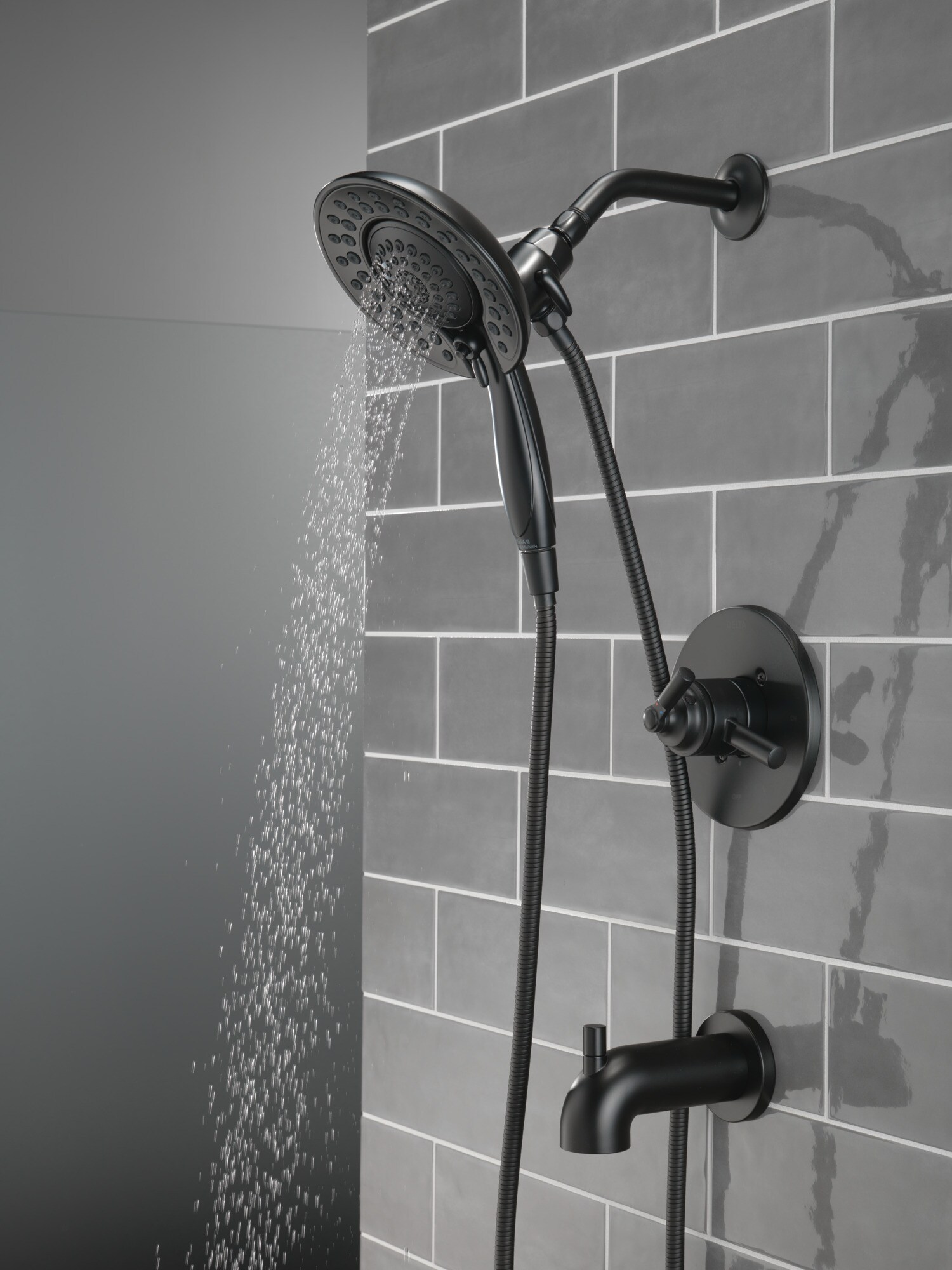 Grifo para bañera y ducha redonda multi-función de 6.81 pulgadas con 2 manijas en negro mate Delta Saylor