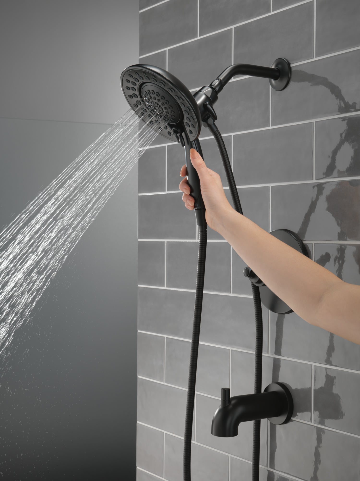 Grifo para bañera y ducha redonda multi-función de 6.81 pulgadas con 2 manijas en negro mate Delta Saylor