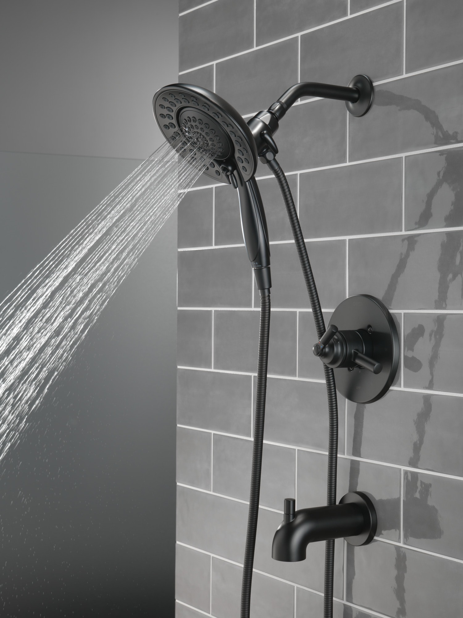 Grifo para bañera y ducha redonda multi-función de 6.81 pulgadas con 2 manijas en negro mate Delta Saylor