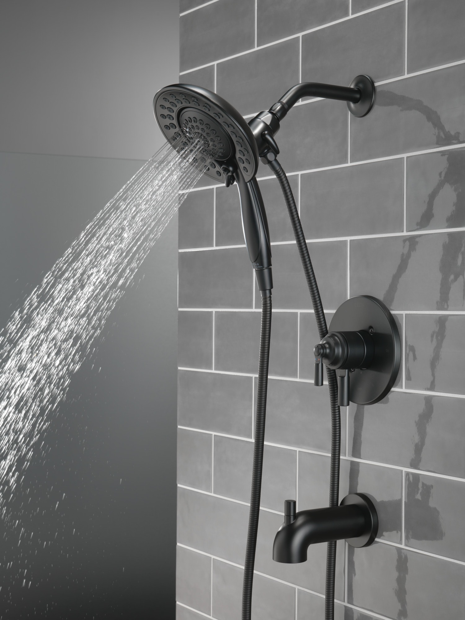 Grifo para bañera y ducha redonda multi-función de 6.81 pulgadas con 2 manijas en negro mate Delta Saylor