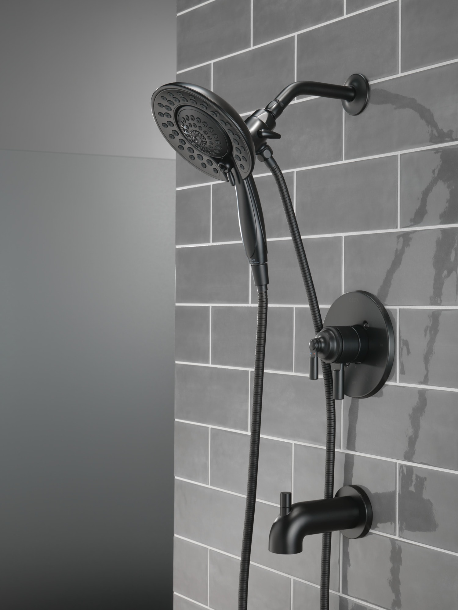 Grifo para bañera y ducha redonda multi-función de 6.81 pulgadas con 2 manijas en negro mate Delta Saylor