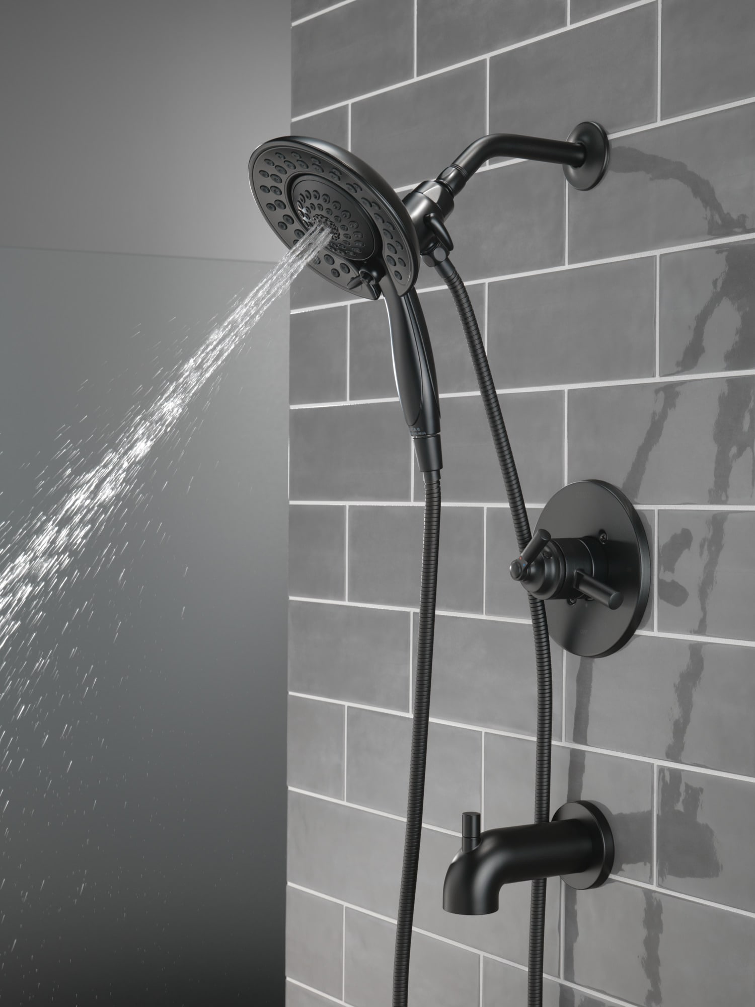 Grifo para bañera y ducha redonda multi-función de 6.81 pulgadas con 2 manijas en negro mate Delta Saylor