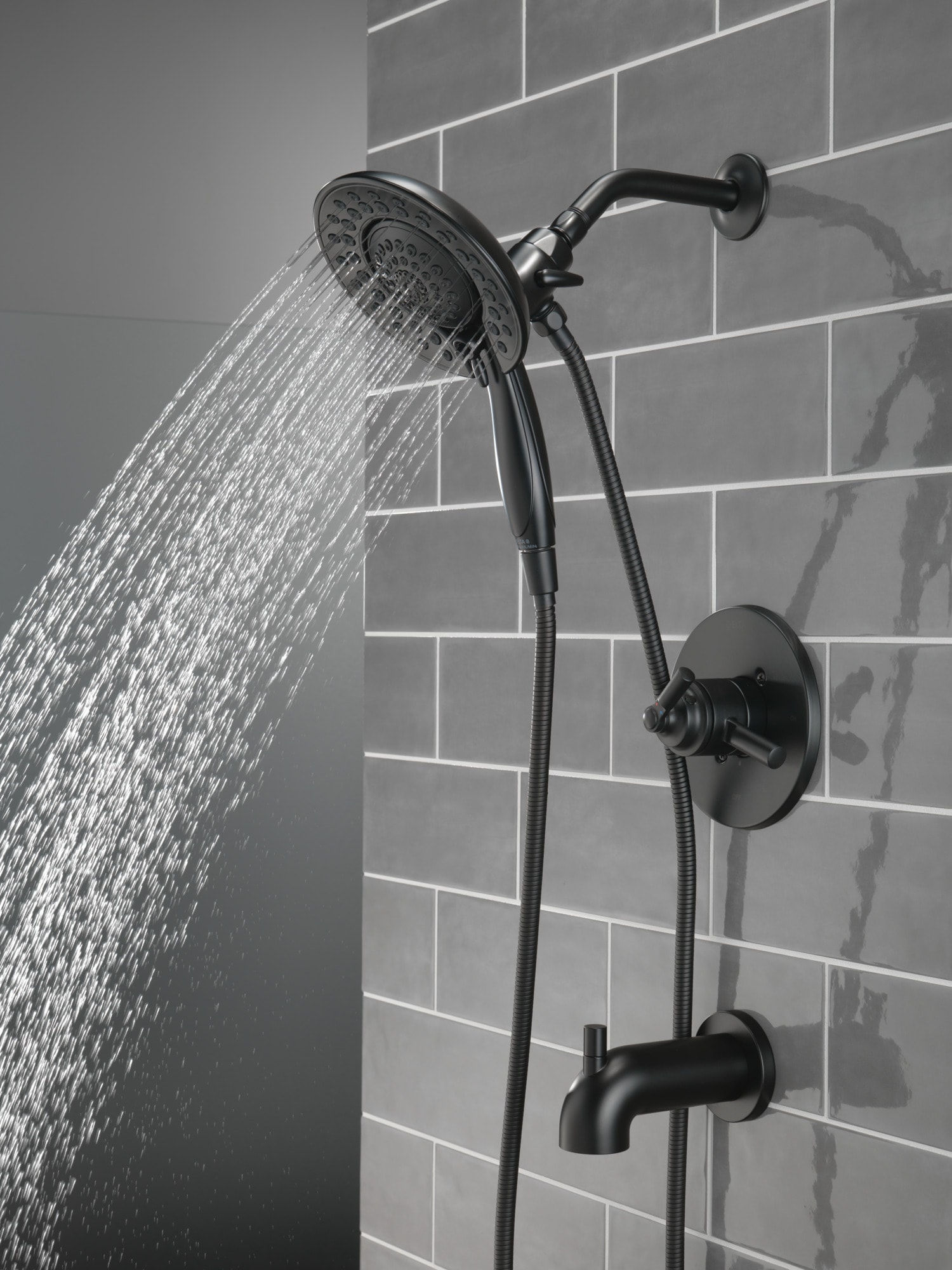 Grifo para bañera y ducha redonda multi-función de 6.81 pulgadas con 2 manijas en negro mate Delta Saylor