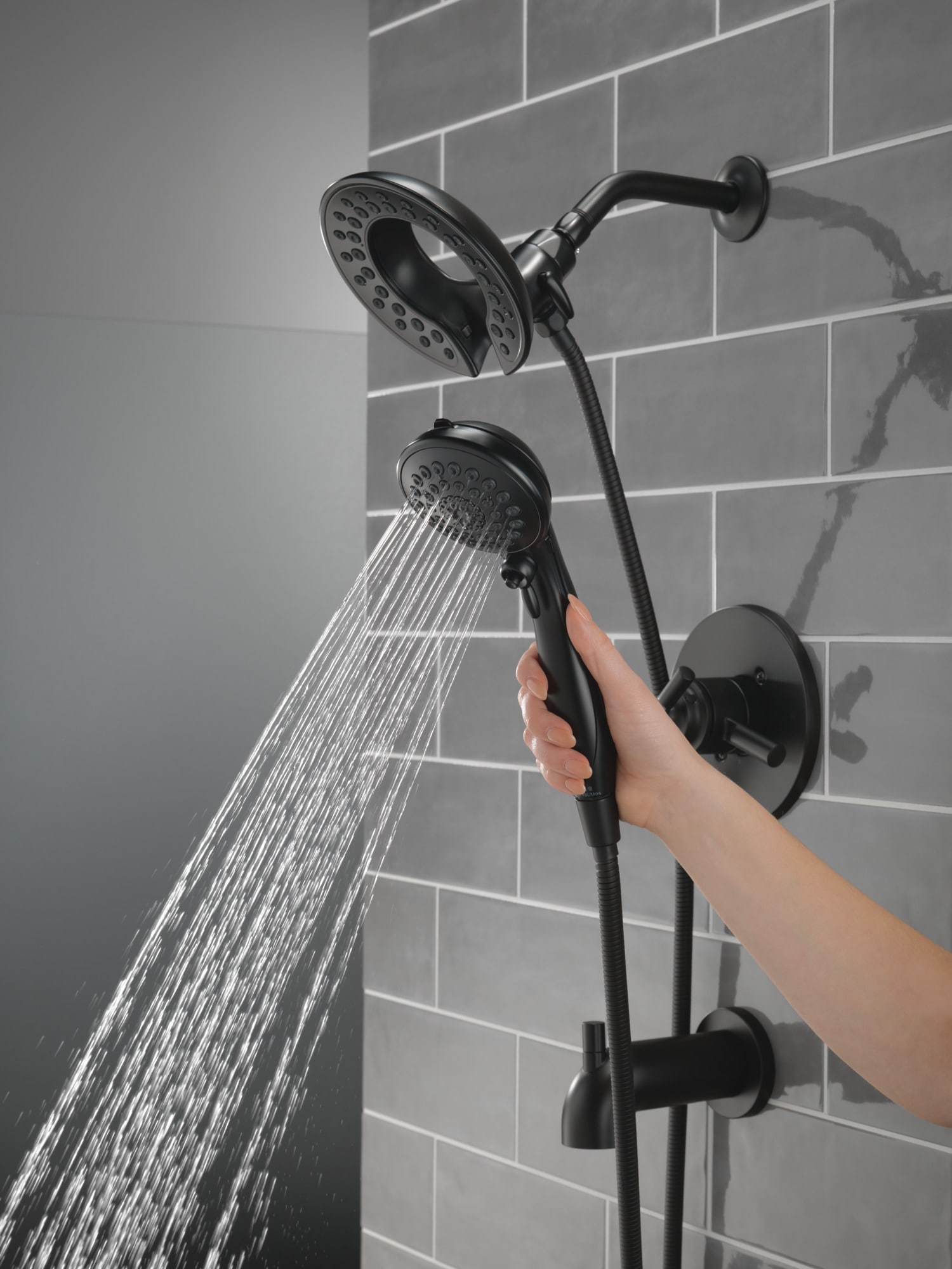 Grifo para bañera y ducha redonda multi-función de 6.81 pulgadas con 2 manijas en negro mate Delta Saylor