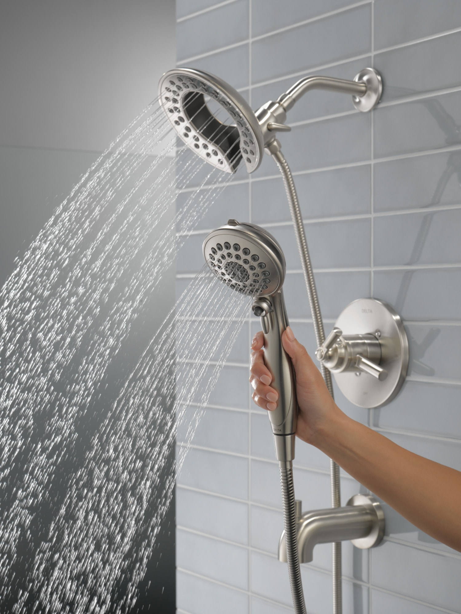 Grifo para bañera redondo de acero inoxidable Delta Saylor con 2 manijas y función múltiple de 6.81 pulgadas