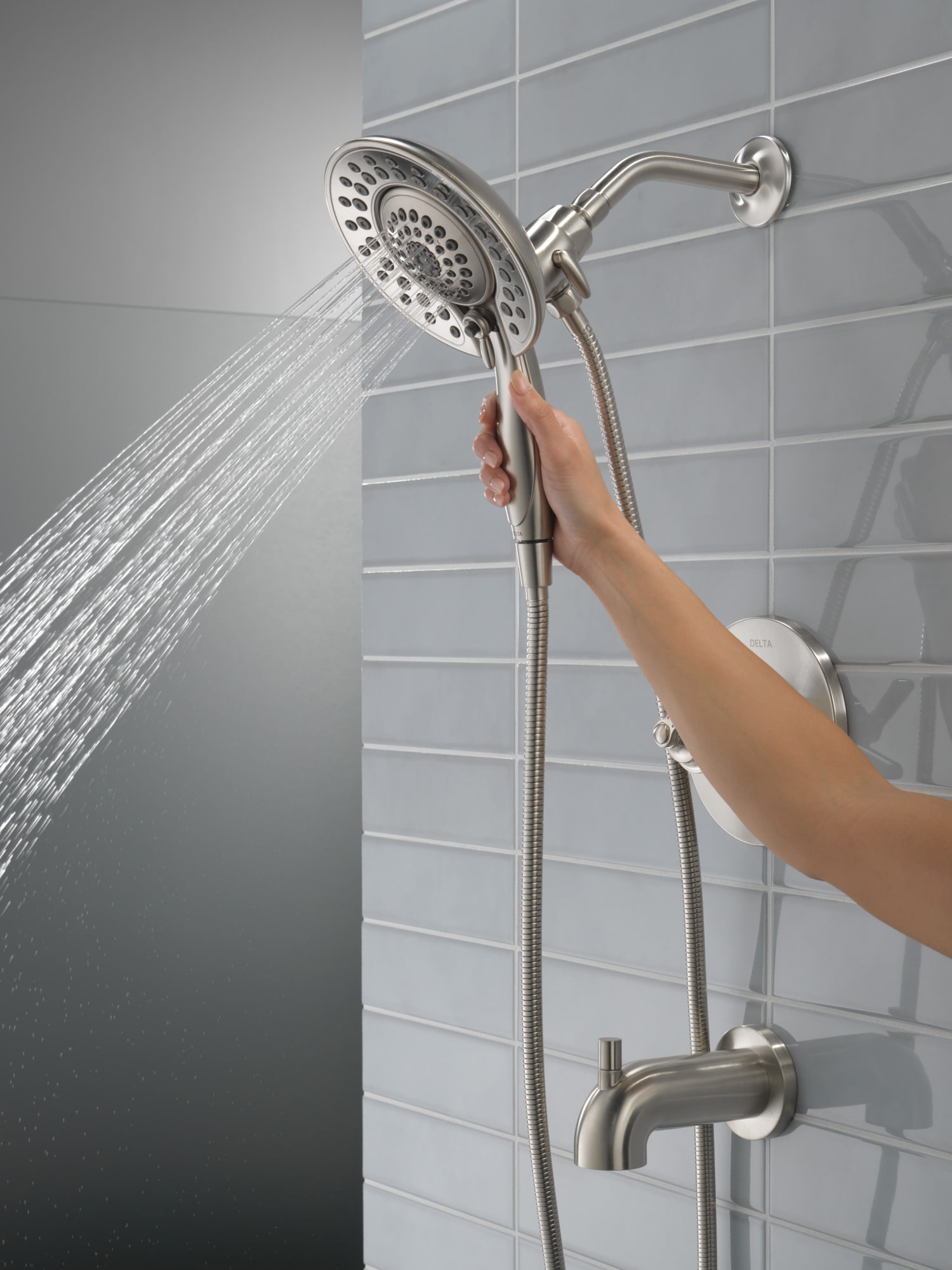 Grifo para bañera redondo de acero inoxidable Delta Saylor con 2 manijas y función múltiple de 6.81 pulgadas