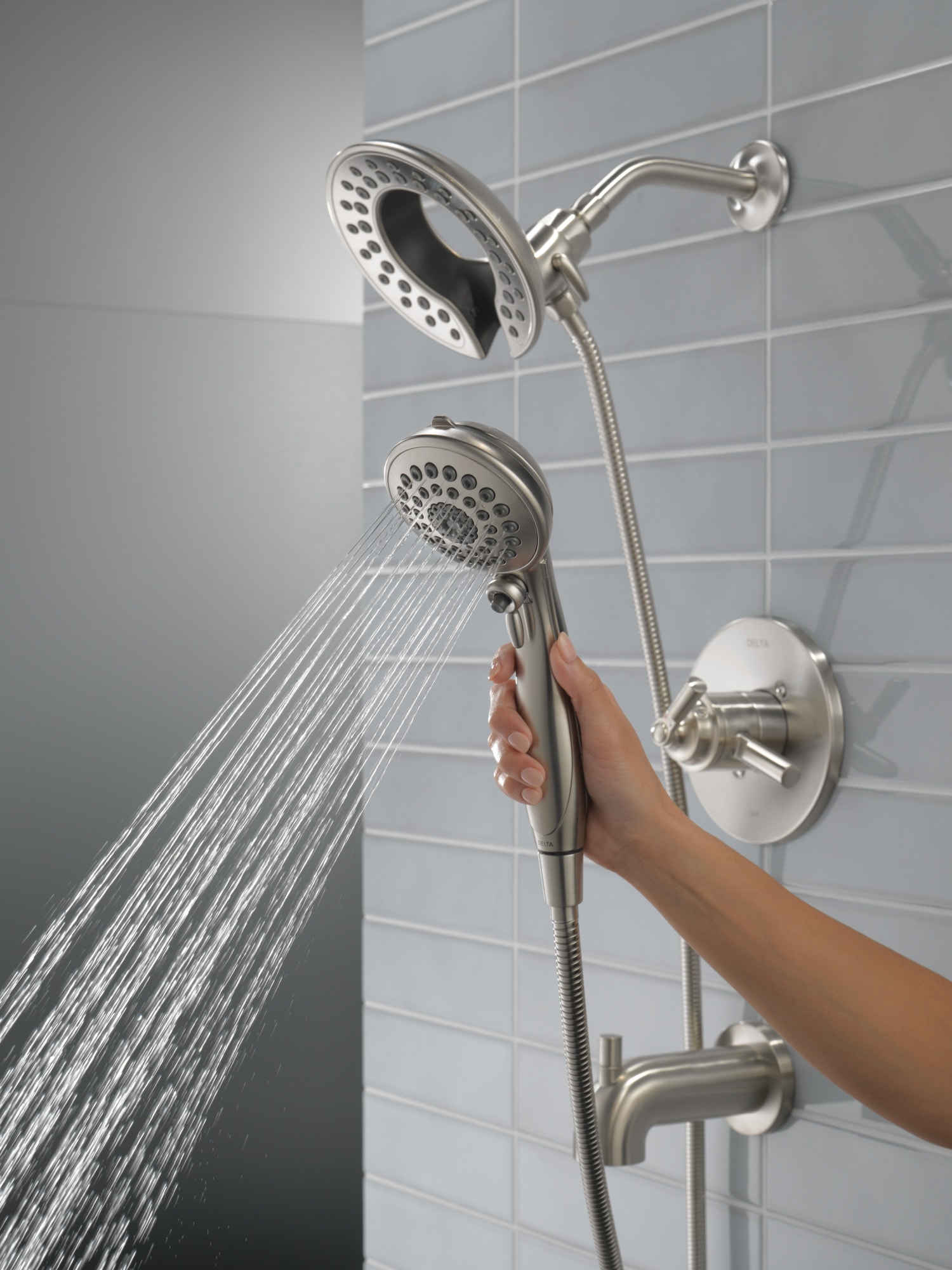 Grifo para bañera redondo de acero inoxidable Delta Saylor con 2 manijas y función múltiple de 6.81 pulgadas