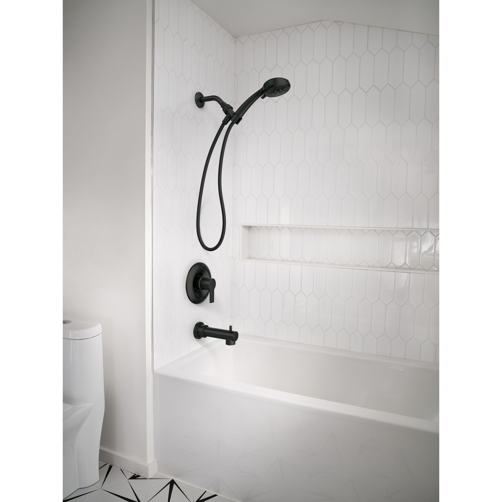 Grifo de bañera y ducha de mano de 1 mango en negro mate Moen MEENA de 4 pulgadas con válvula 82618BL