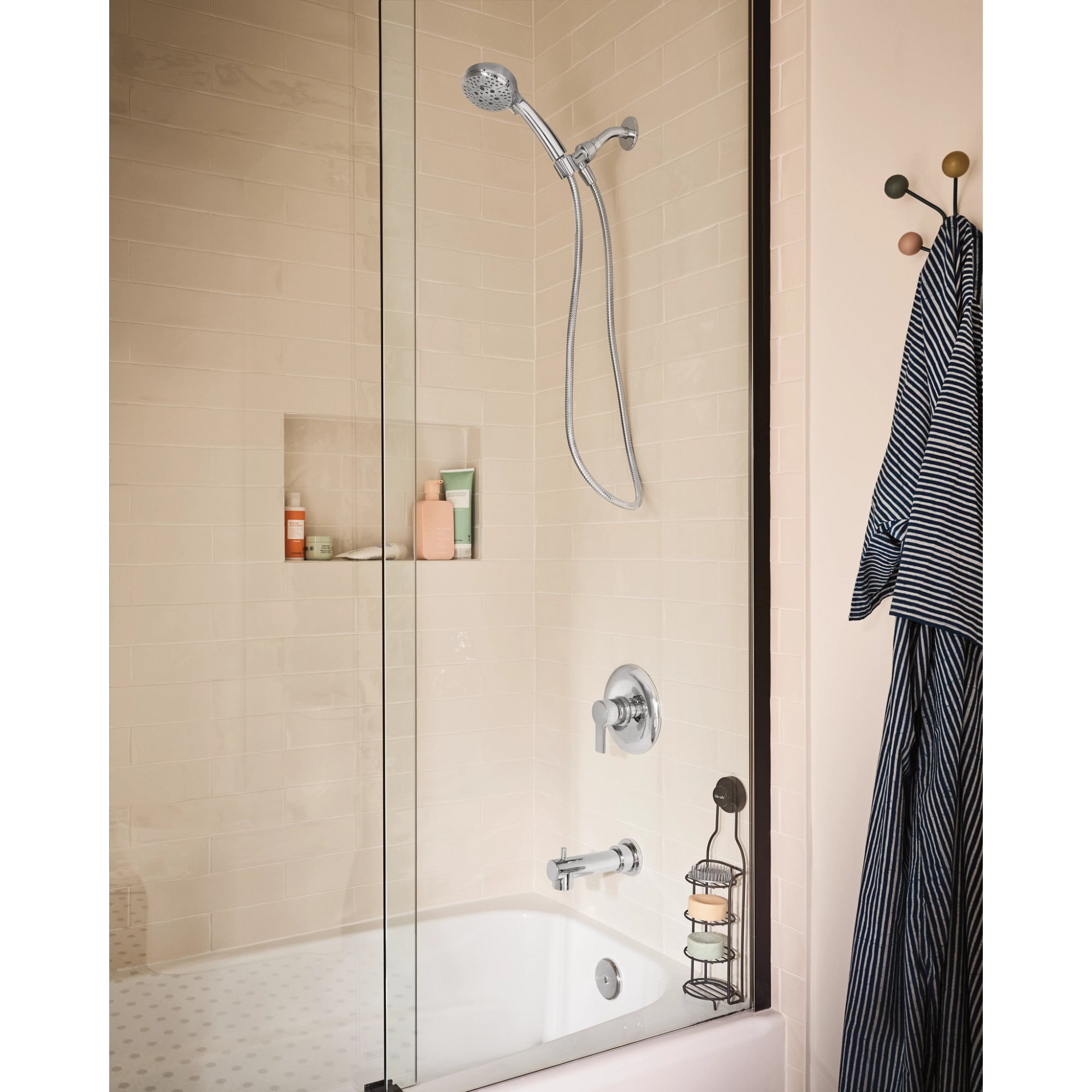 Grifo de bañera y ducha de 4 pulgadas redondo de cromo de 1 mango Moen MEENA con válvula 82618