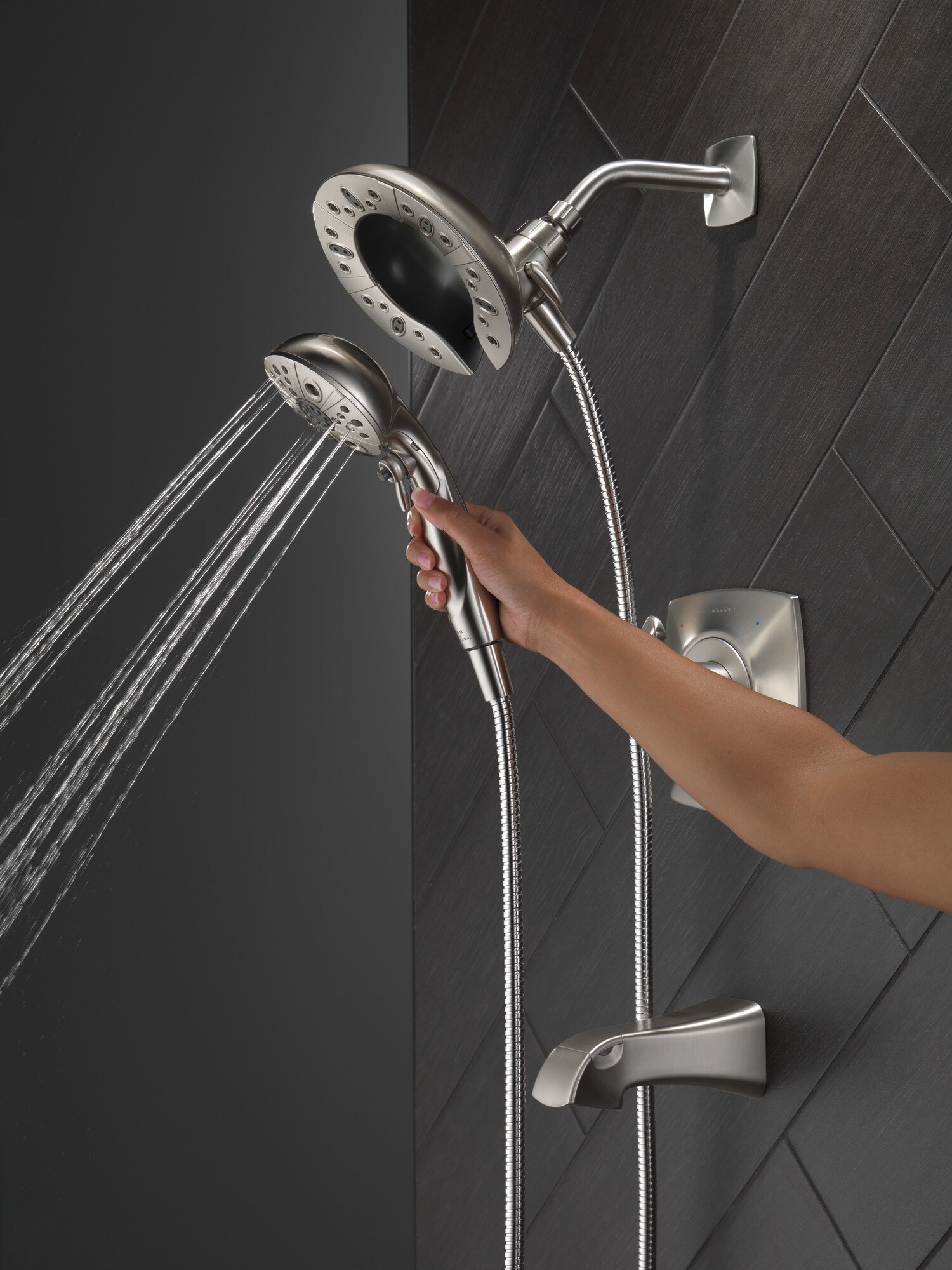 Grifo para Bañera y Ducha de una Manija en Níquel Cepillado con Spotshield de Delta Vesna de 7 pulgadas, Función Múltiple y Válvula 144789-SP-I.