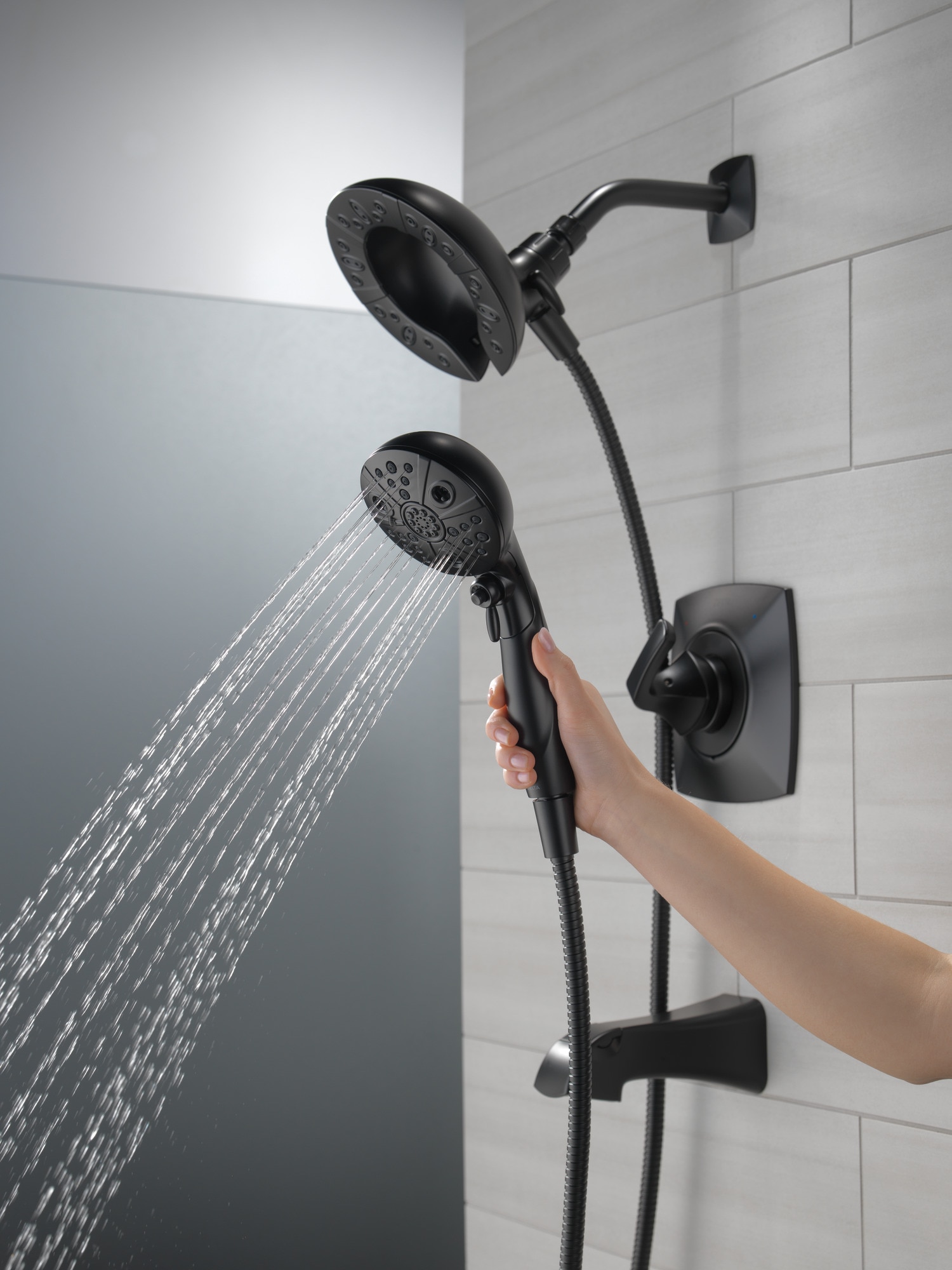 Grifo de Bañera y Ducha Redondo de 7 Pulgadas, de una Manija y Multi-función en Negro Mate Modelo Delta Vesna con Válvula 144789-BL-I