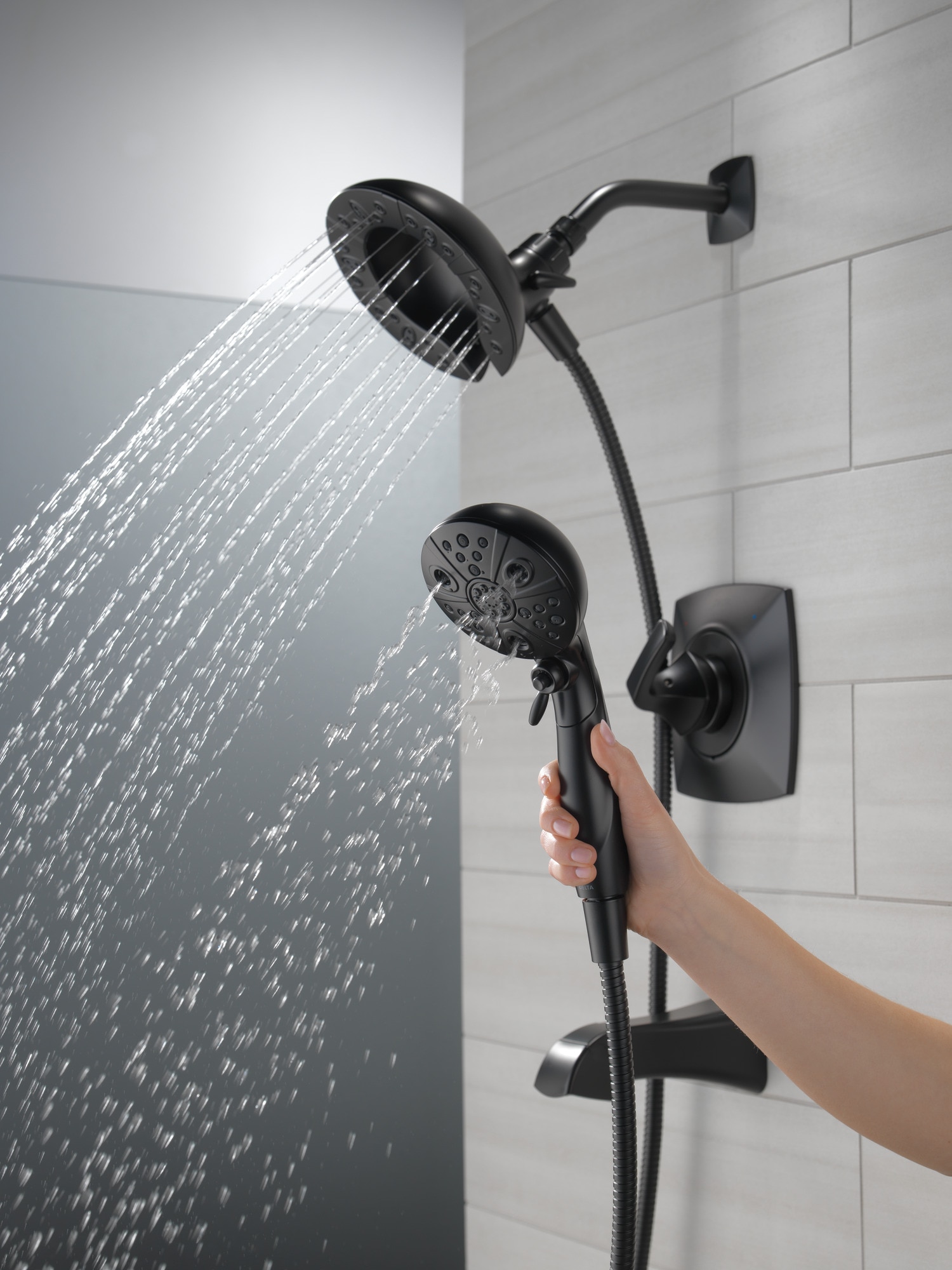 Grifo de Bañera y Ducha Redondo de 7 Pulgadas, de una Manija y Multi-función en Negro Mate Modelo Delta Vesna con Válvula 144789-BL-I