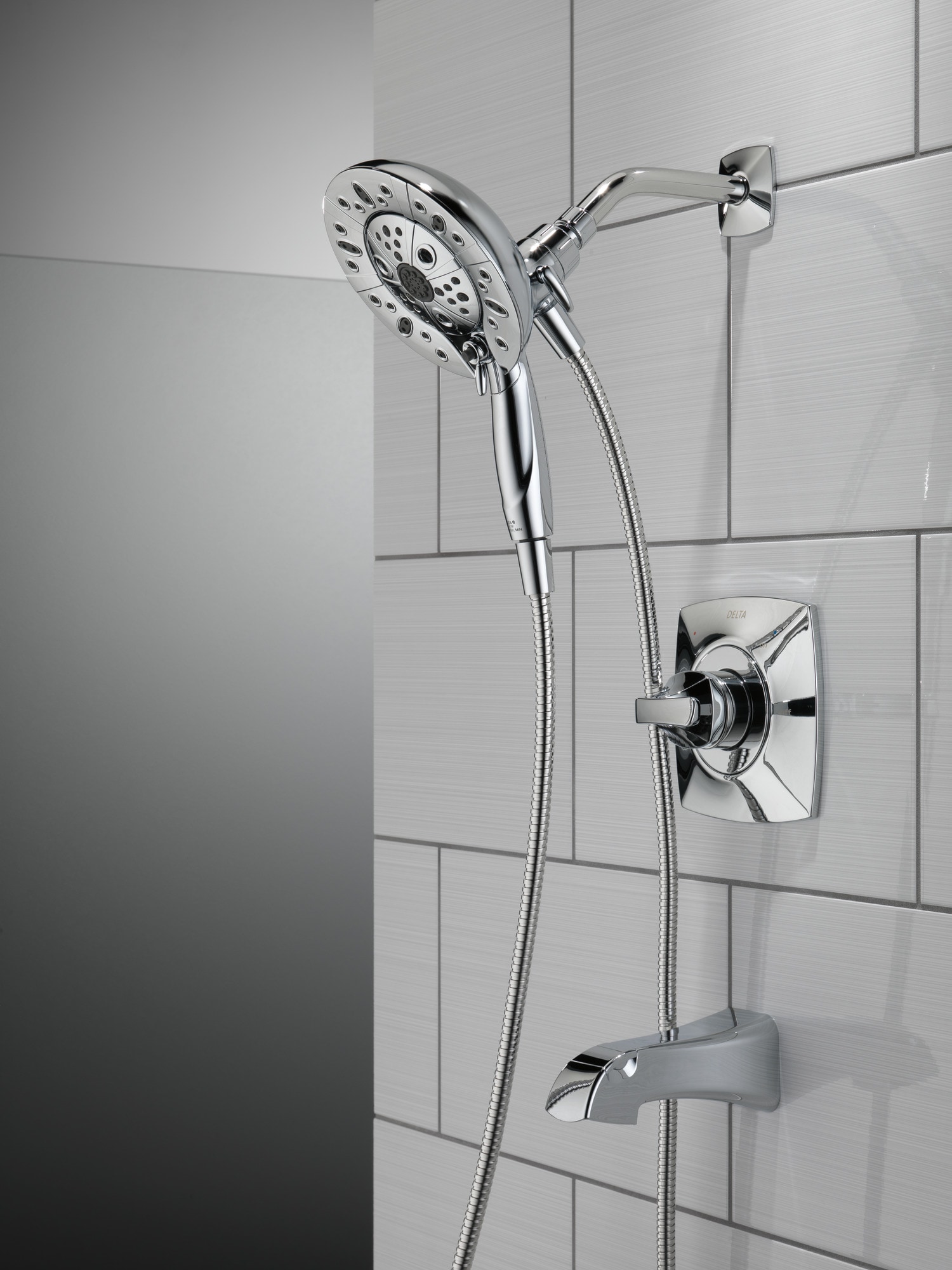 Grifo de bañera redonda y ducha con 1 mango cromado de función múltiple Delta Vesna con válvula 144789-I