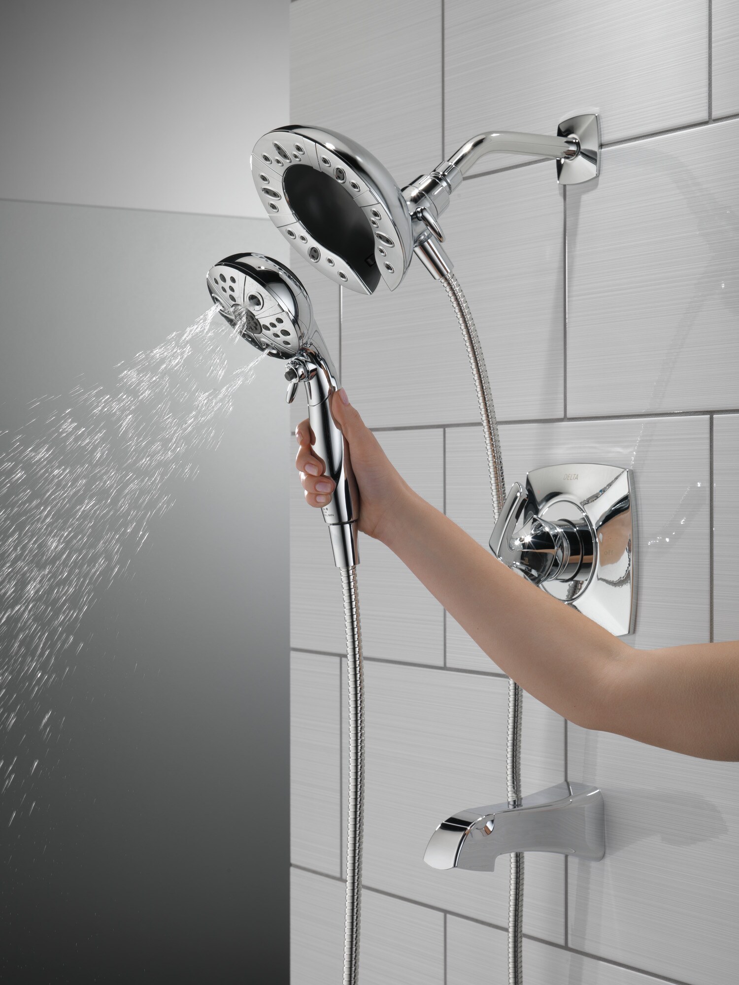 Grifo de bañera redonda y ducha con 1 mango cromado de función múltiple Delta Vesna con válvula 144789-I