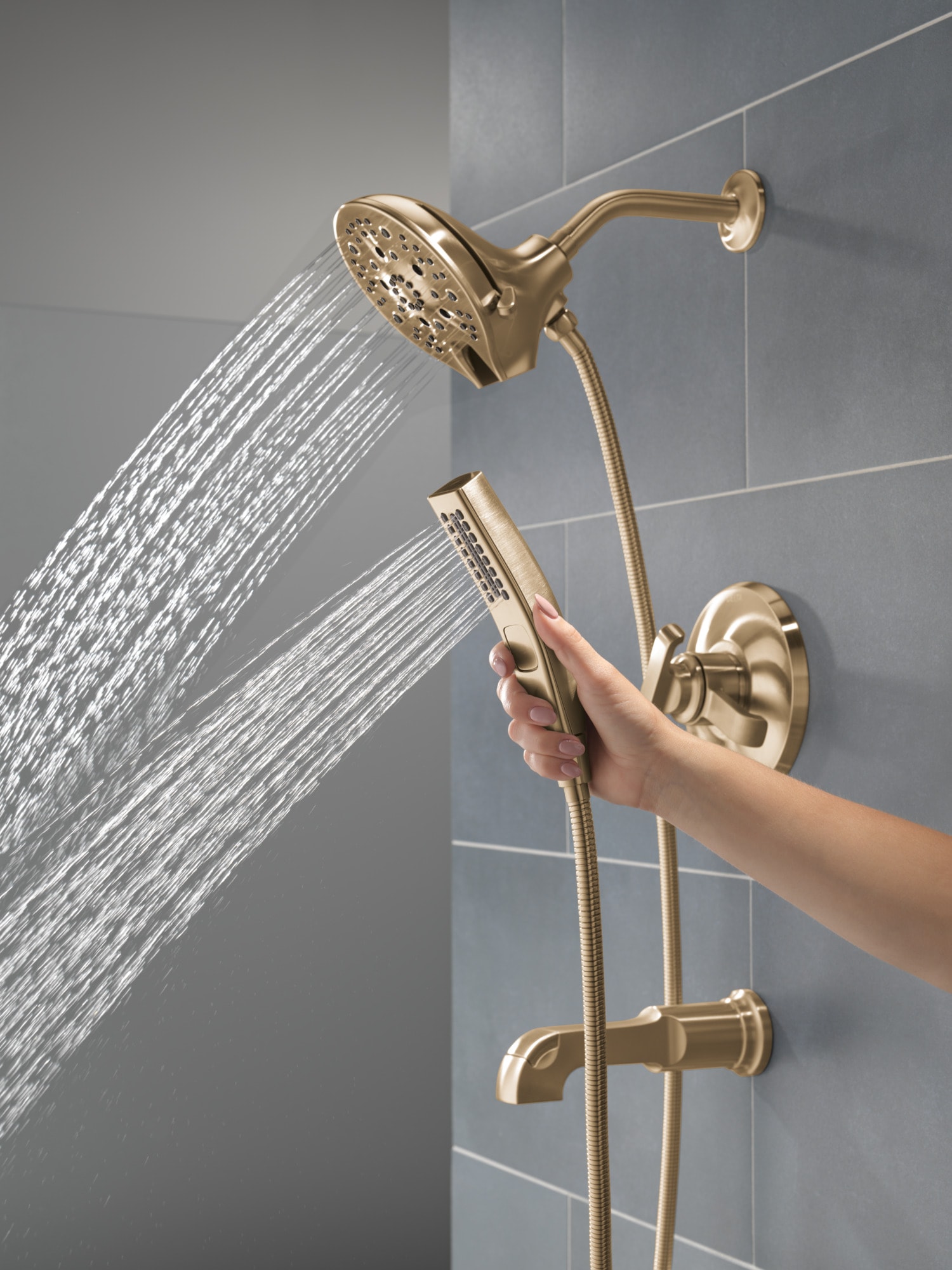 Mezcladora de bañera y regadera redonda de 5 pulgadas con dos asas en bronce champán recubierto de Lumicoat Delta Tetra