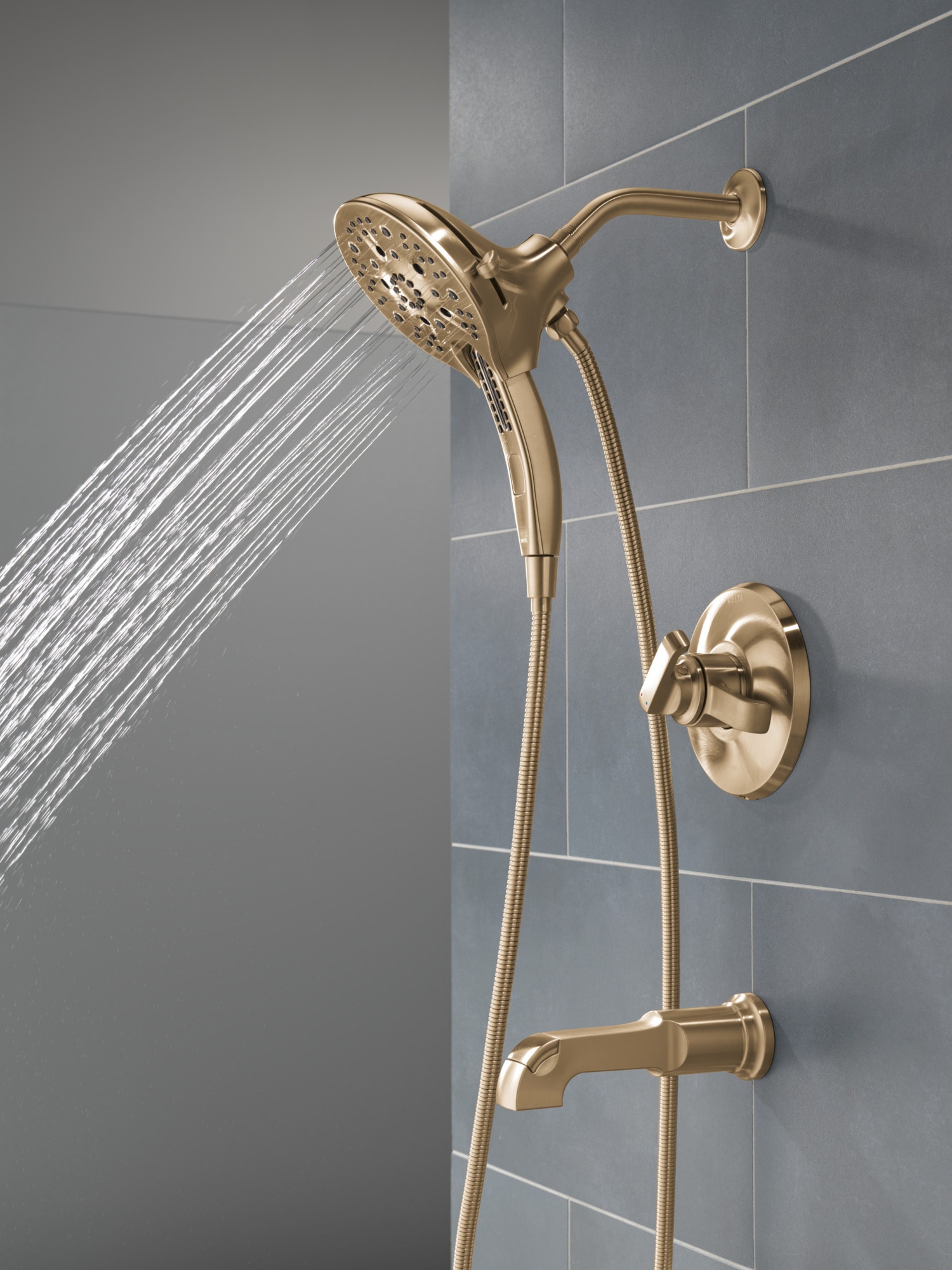 Mezcladora de bañera y regadera redonda de 5 pulgadas con dos asas en bronce champán recubierto de Lumicoat Delta Tetra
