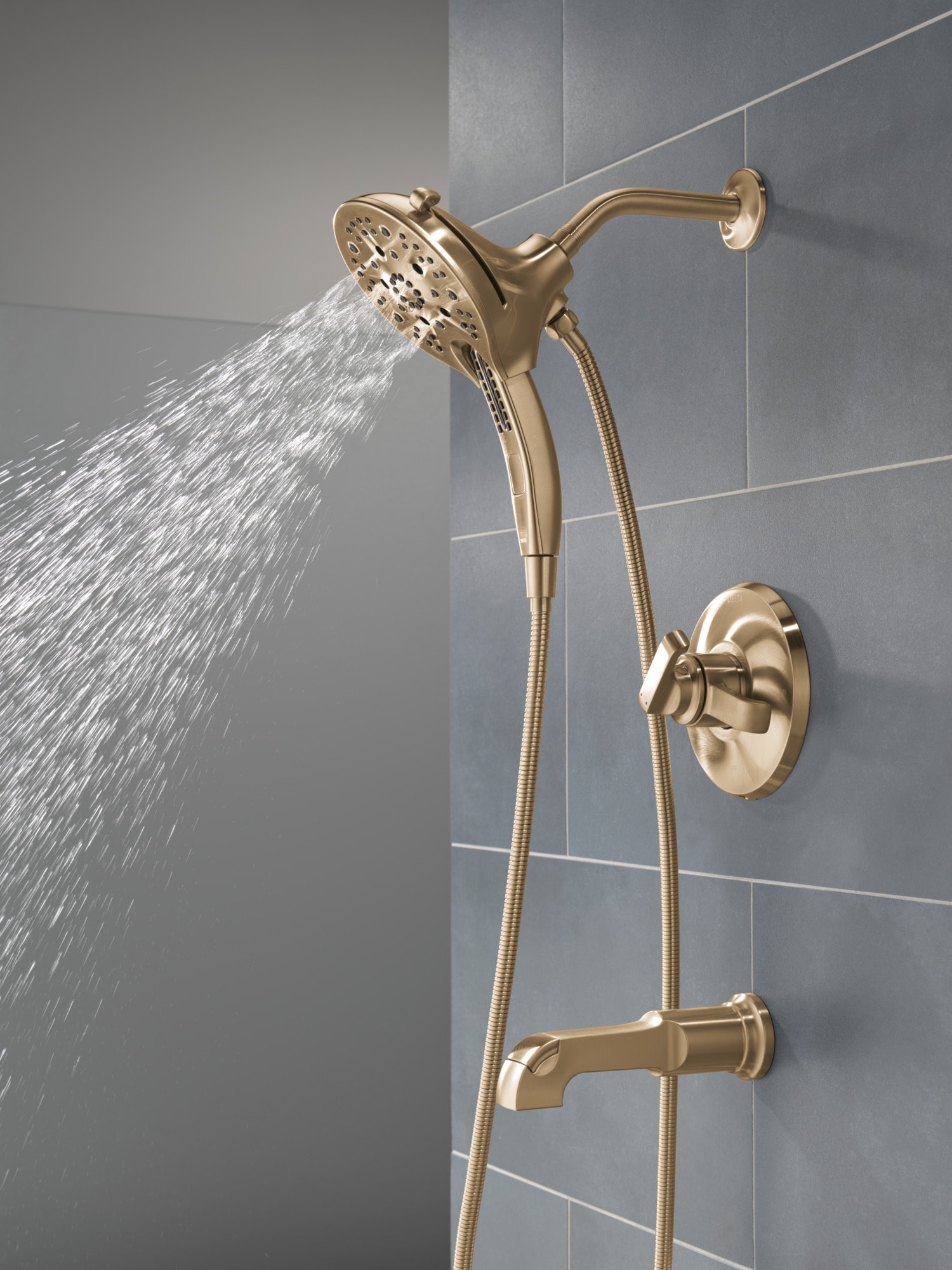 Mezcladora de bañera y regadera redonda de 5 pulgadas con dos asas en bronce champán recubierto de Lumicoat Delta Tetra