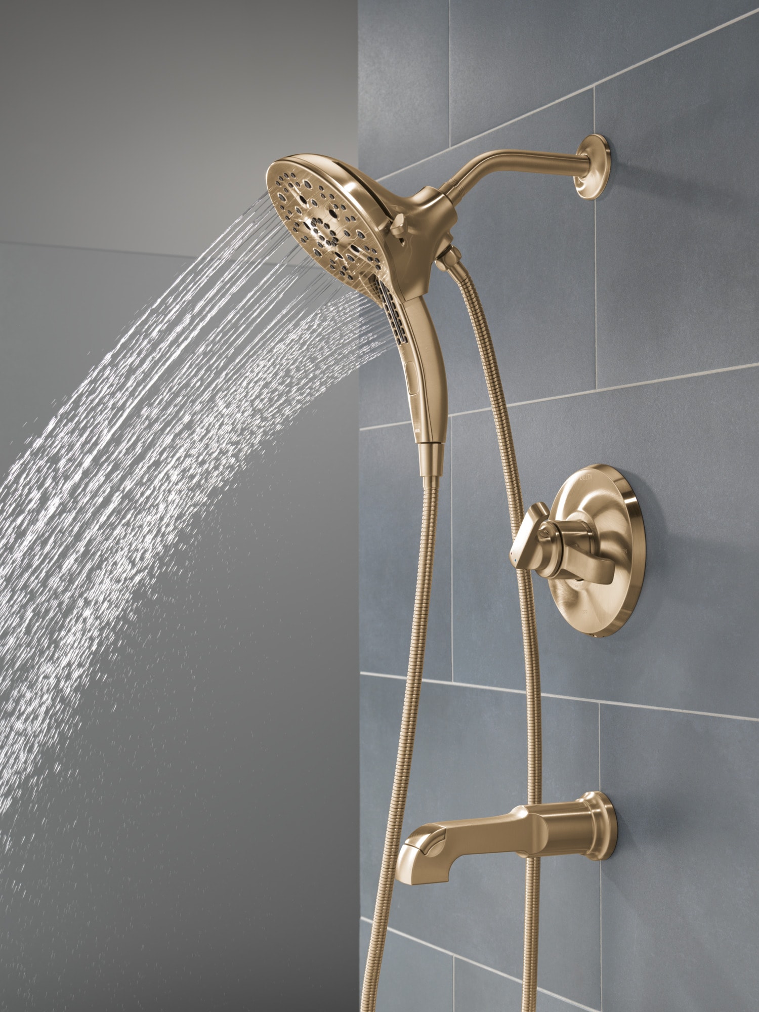 Mezcladora de bañera y regadera redonda de 5 pulgadas con dos asas en bronce champán recubierto de Lumicoat Delta Tetra