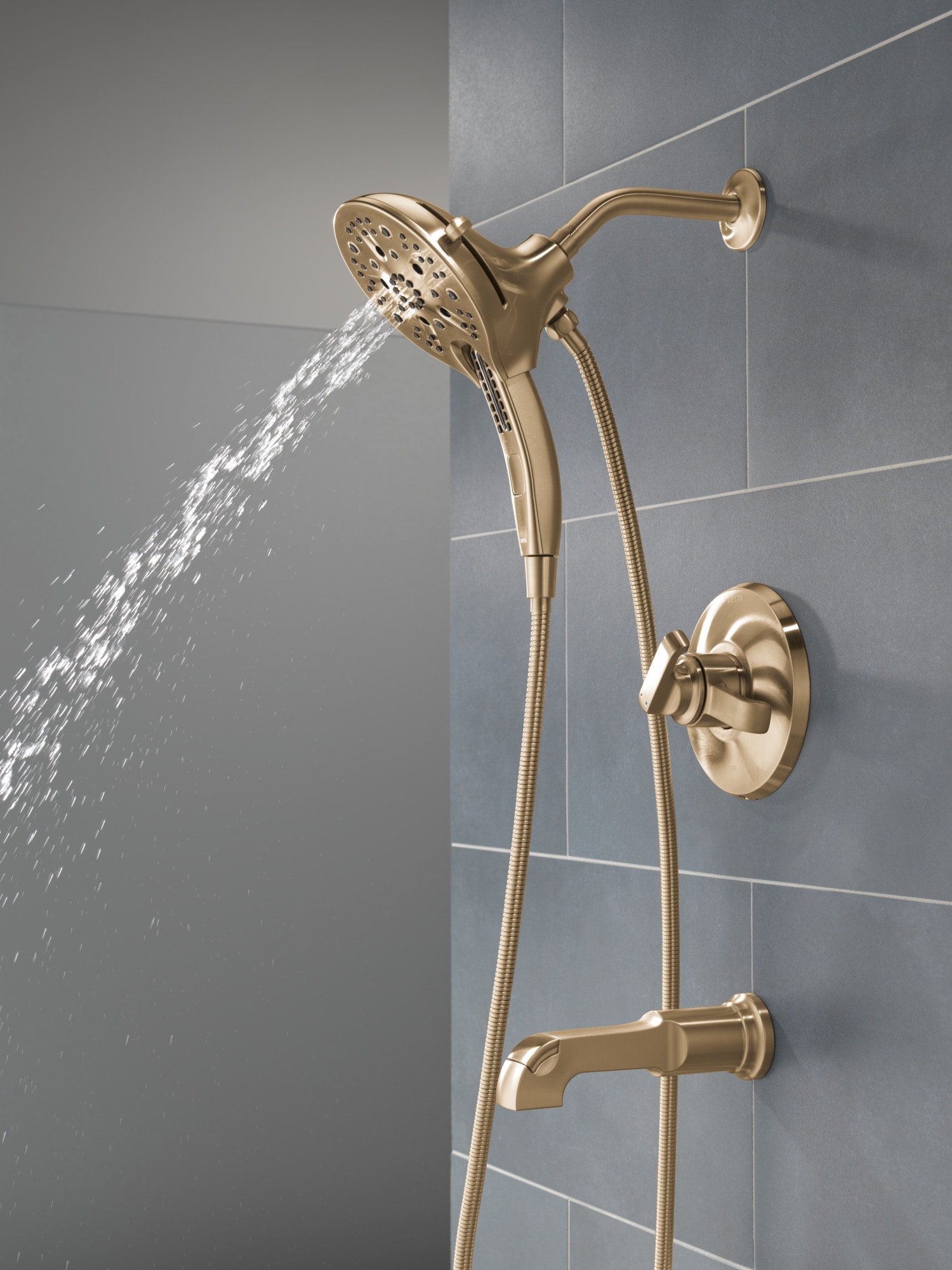 Mezcladora de bañera y regadera redonda de 5 pulgadas con dos asas en bronce champán recubierto de Lumicoat Delta Tetra