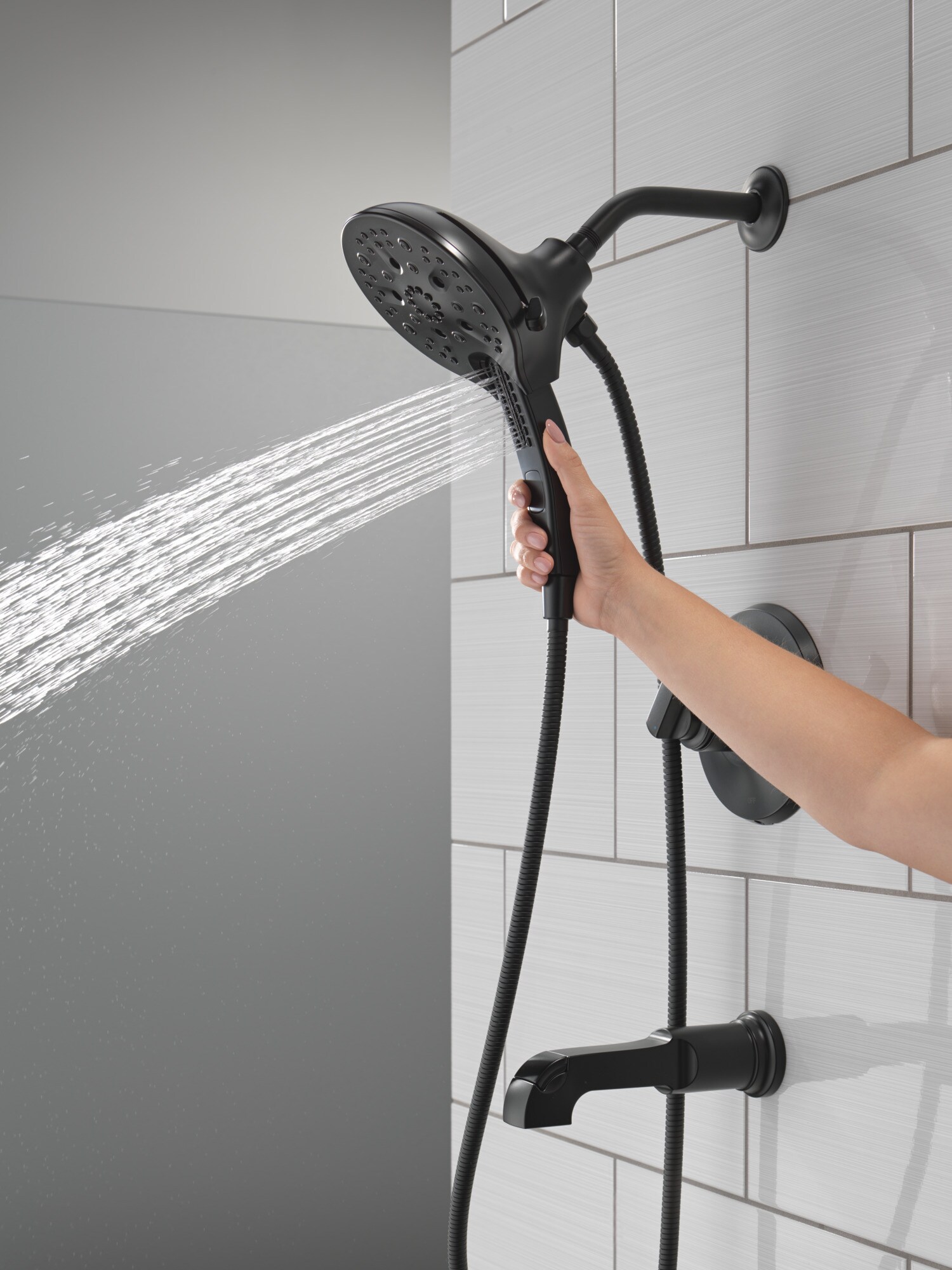 Grifo para tina y ducha redondo de 5 pulgadas, mate negro de doble manija y función múltiple Delta Tetra T17489-BL