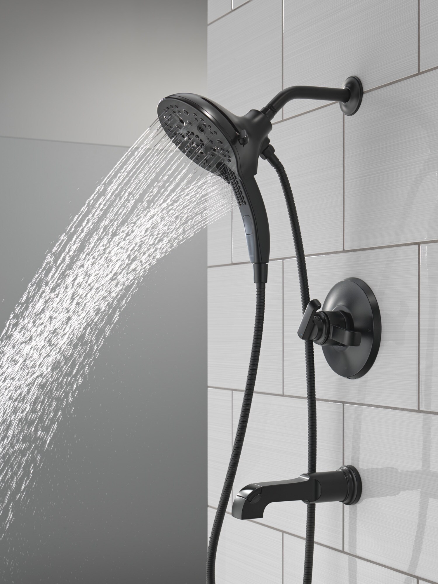 Grifo para tina y ducha redondo de 5 pulgadas, mate negro de doble manija y función múltiple Delta Tetra T17489-BL