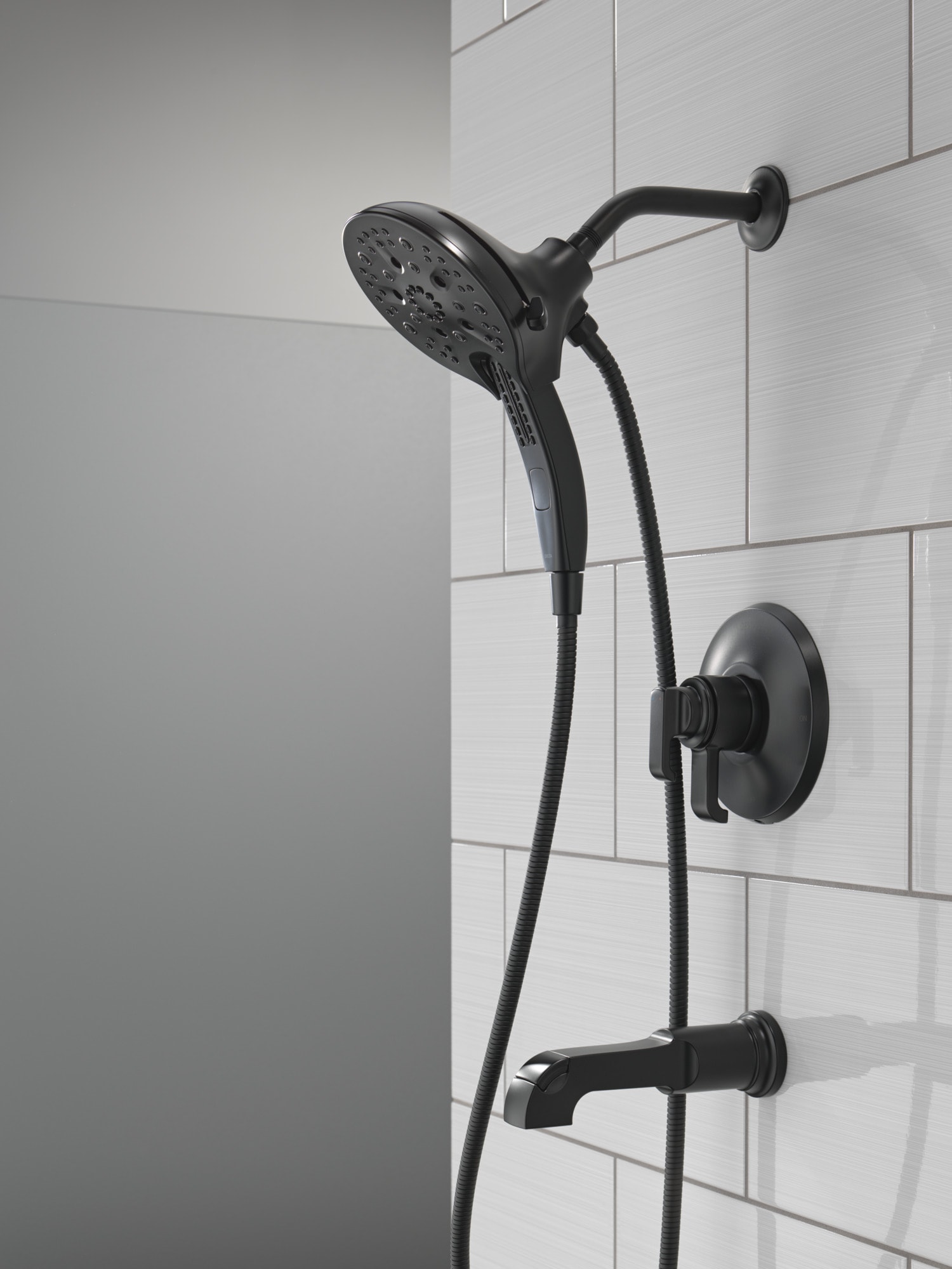 Grifo para tina y ducha redondo de 5 pulgadas, mate negro de doble manija y función múltiple Delta Tetra T17489-BL