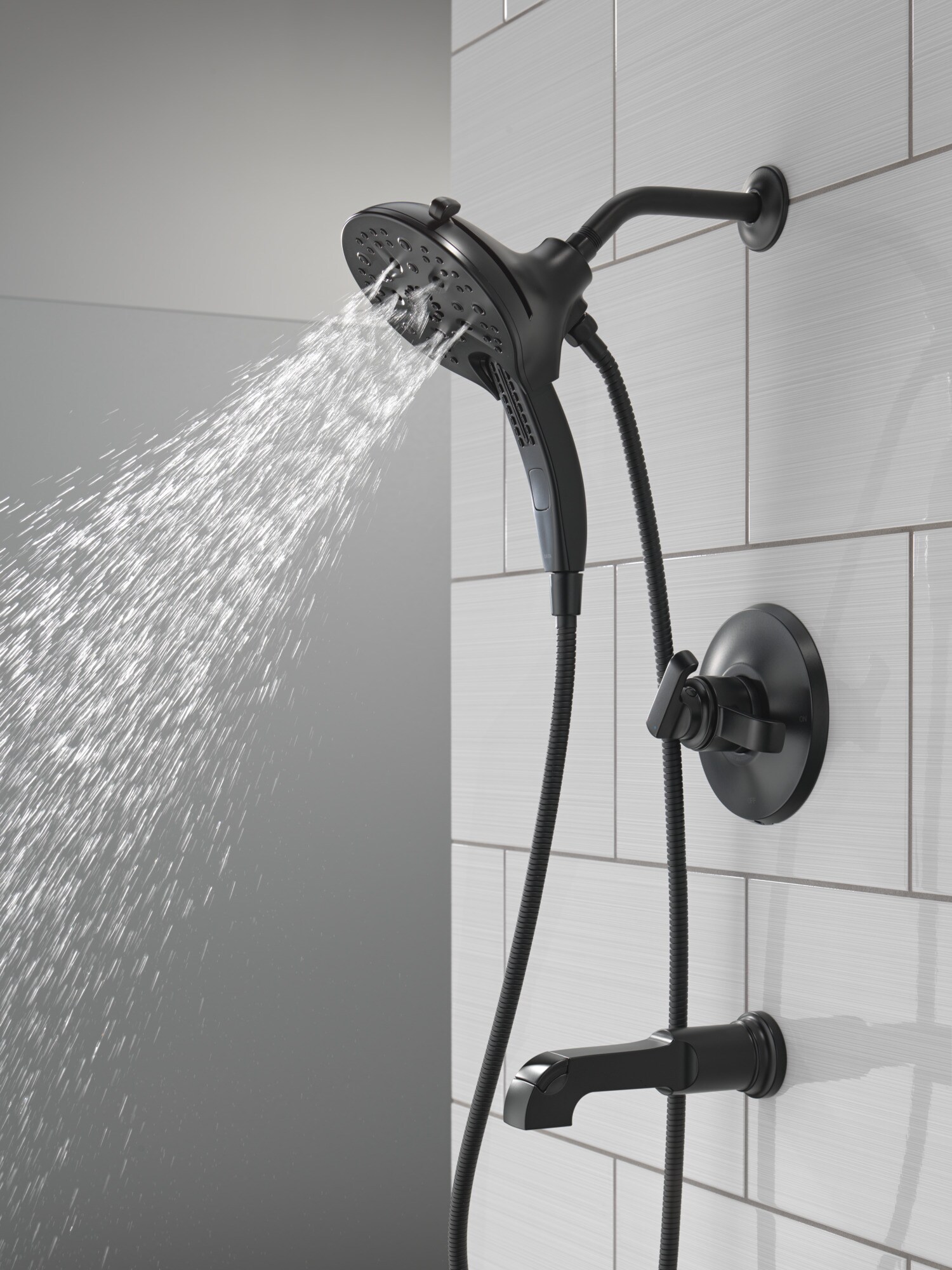 Grifo para tina y ducha redondo de 5 pulgadas, mate negro de doble manija y función múltiple Delta Tetra T17489-BL