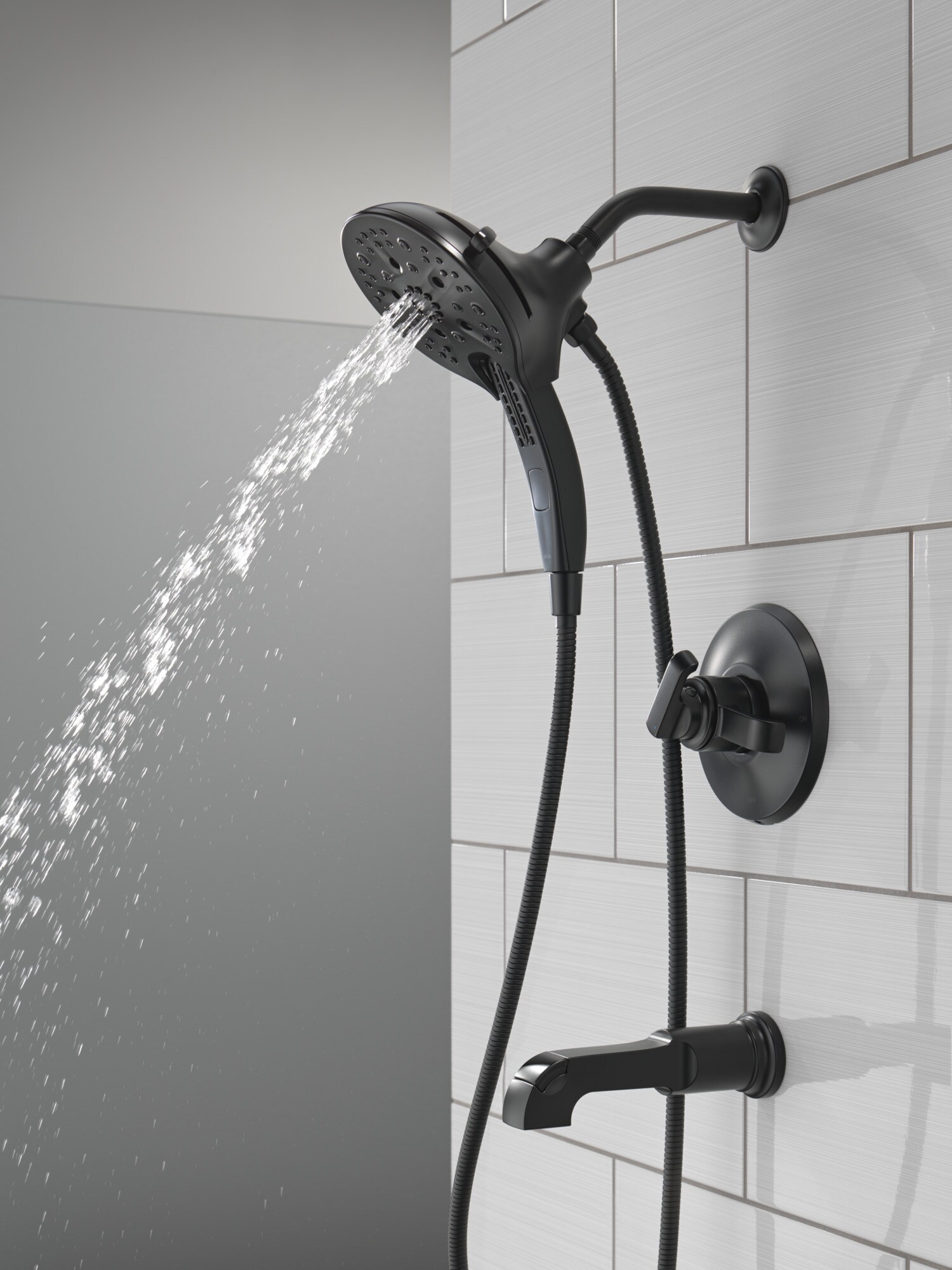 Grifo para tina y ducha redondo de 5 pulgadas, mate negro de doble manija y función múltiple Delta Tetra T17489-BL