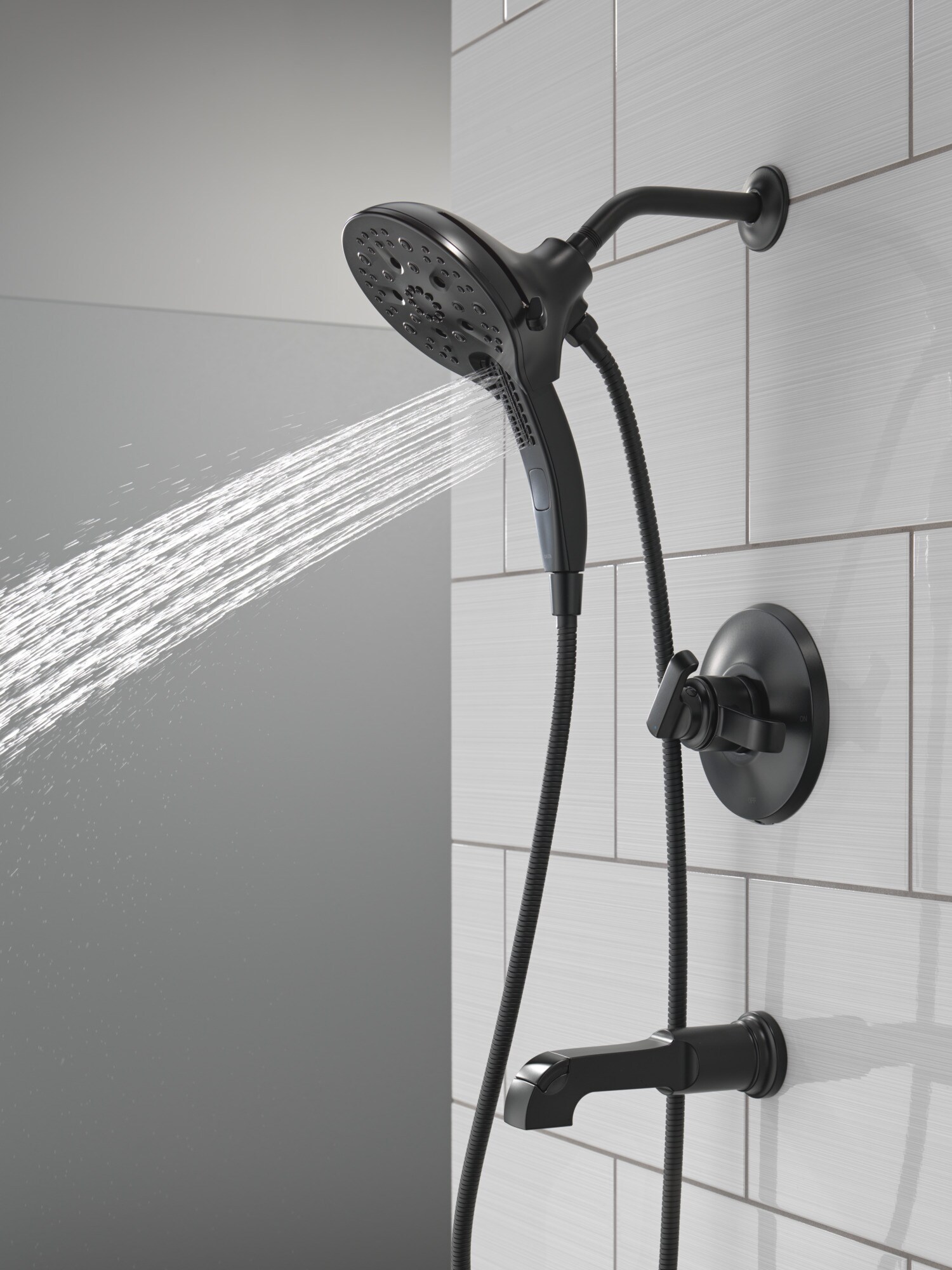 Grifo para tina y ducha redondo de 5 pulgadas, mate negro de doble manija y función múltiple Delta Tetra T17489-BL