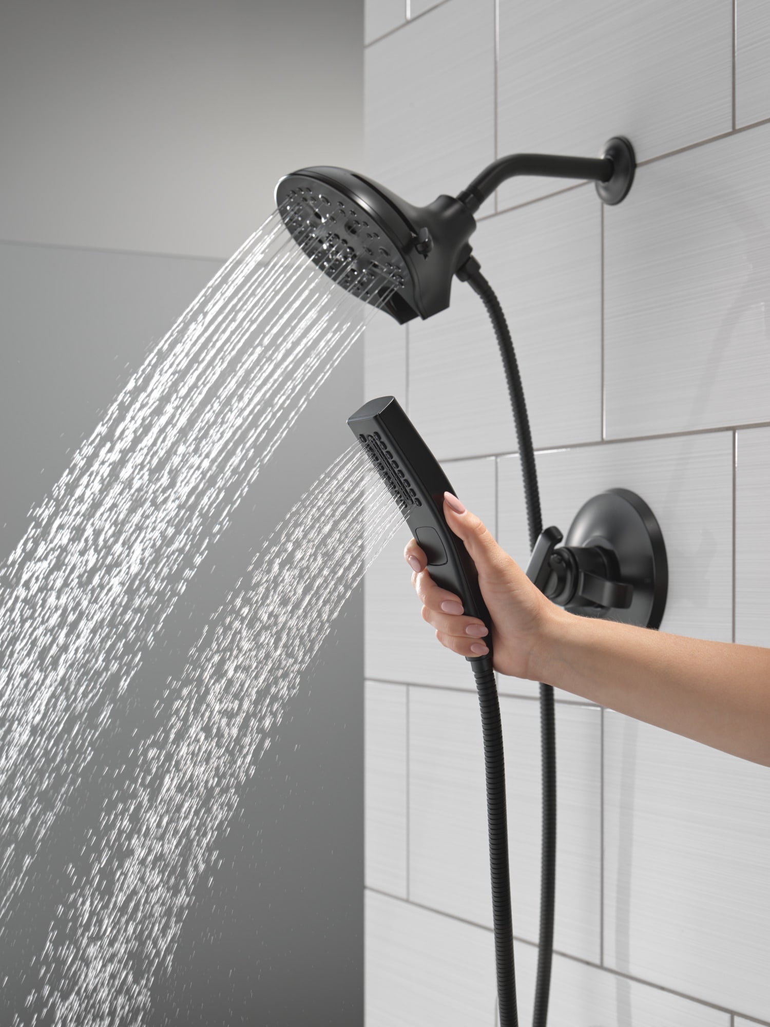 Grifo para tina y ducha redondo de 5 pulgadas, mate negro de doble manija y función múltiple Delta Tetra T17489-BL