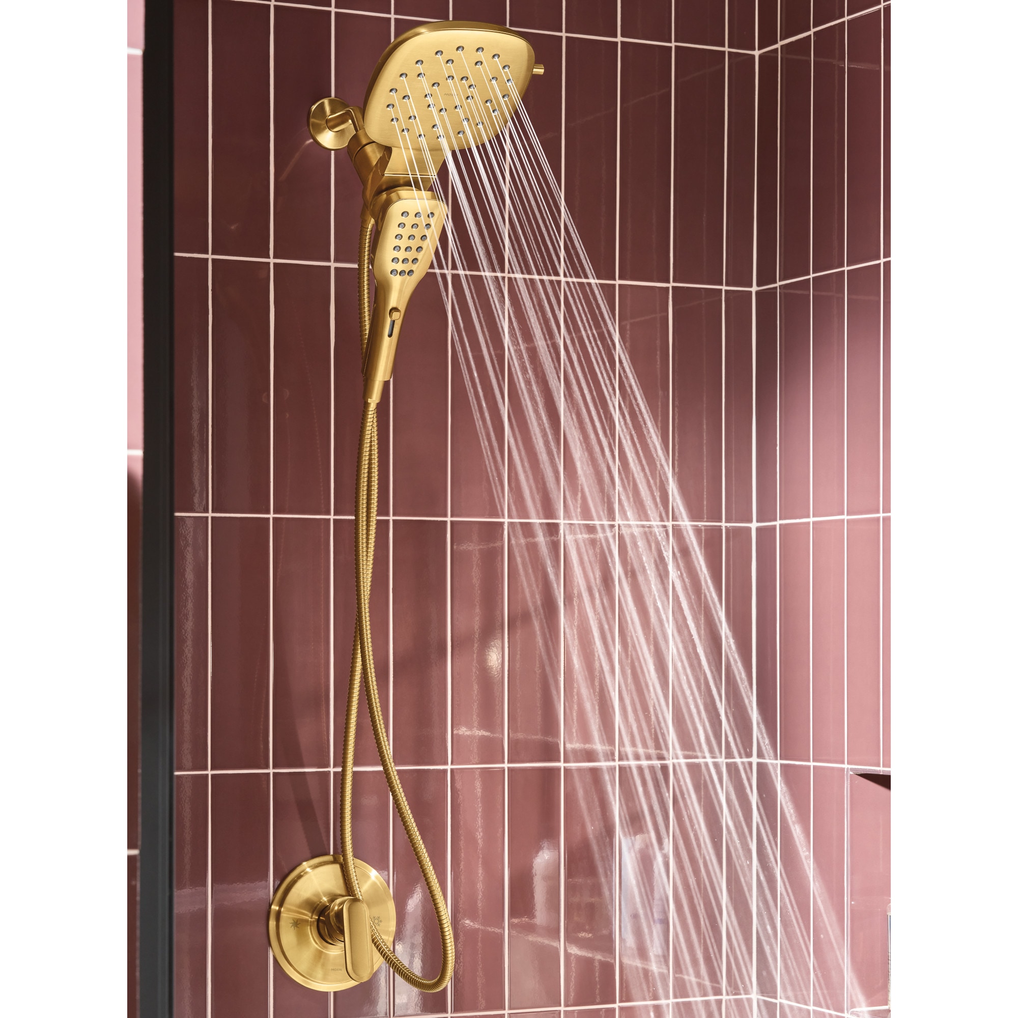 Grifo de bañera y ducha cuadrado multifunción en color dorado cepillado de Moen (Válvula no incluida, se vende por separado) 220C5BG.