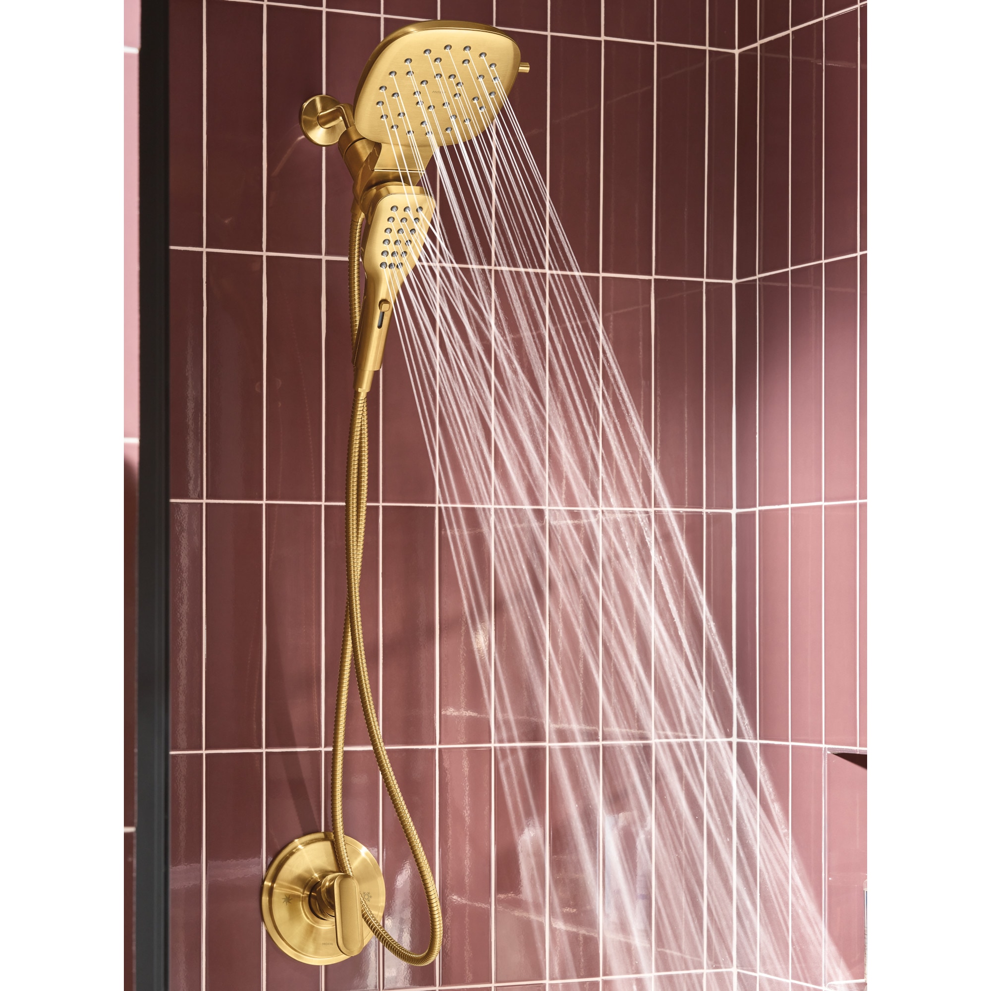 Grifo de bañera y ducha cuadrado multifunción en color dorado cepillado de Moen (Válvula no incluida, se vende por separado) 220C5BG.