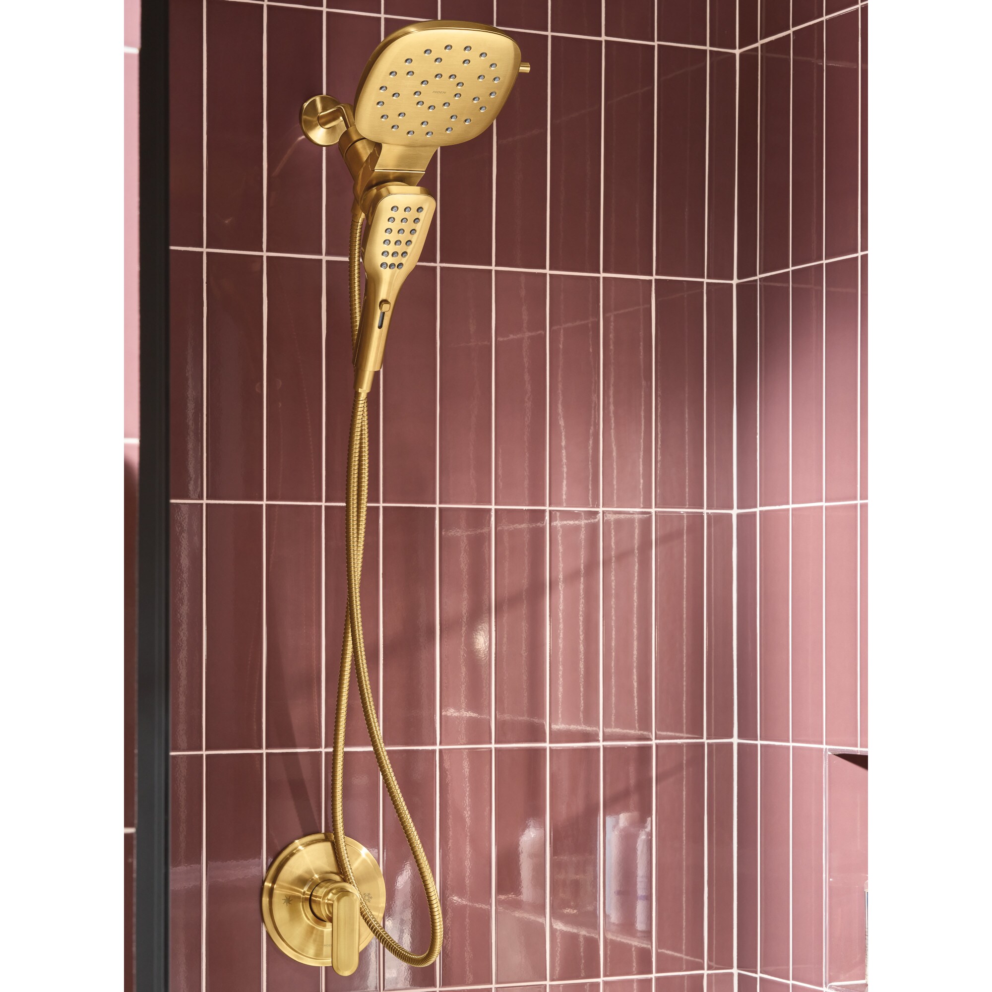Grifo de bañera y ducha cuadrado multifunción en color dorado cepillado de Moen (Válvula no incluida, se vende por separado) 220C5BG.