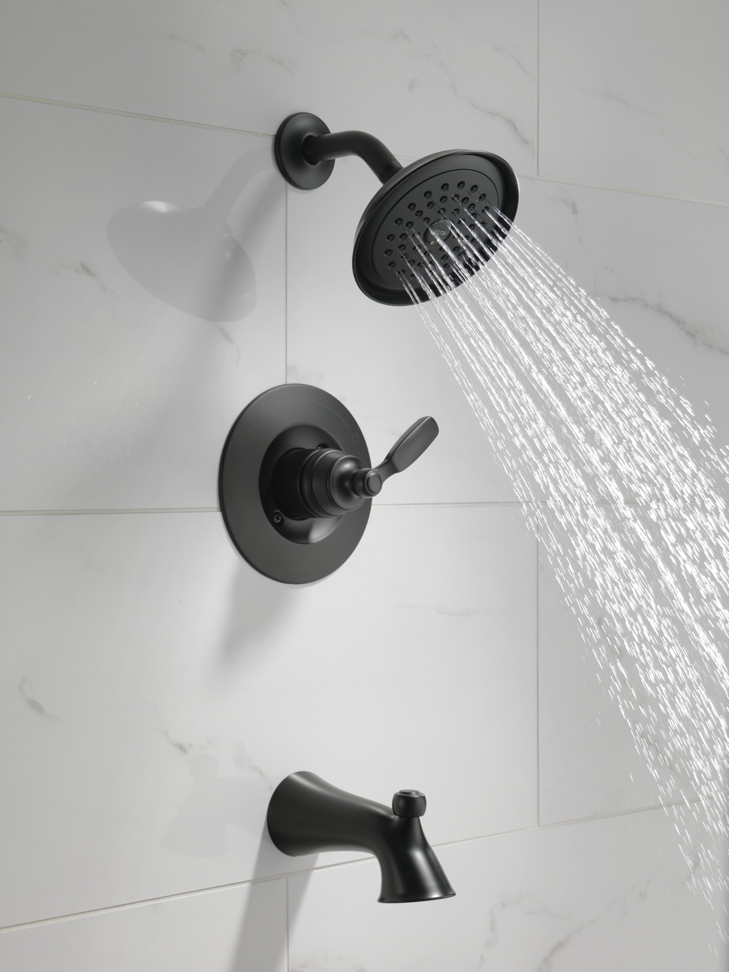 Grifo para bañera y ducha redonda de 6.0 pulgadas, con acabado negro mate, de una sola manija y función única Woodhurst de Delta T14432-BL.