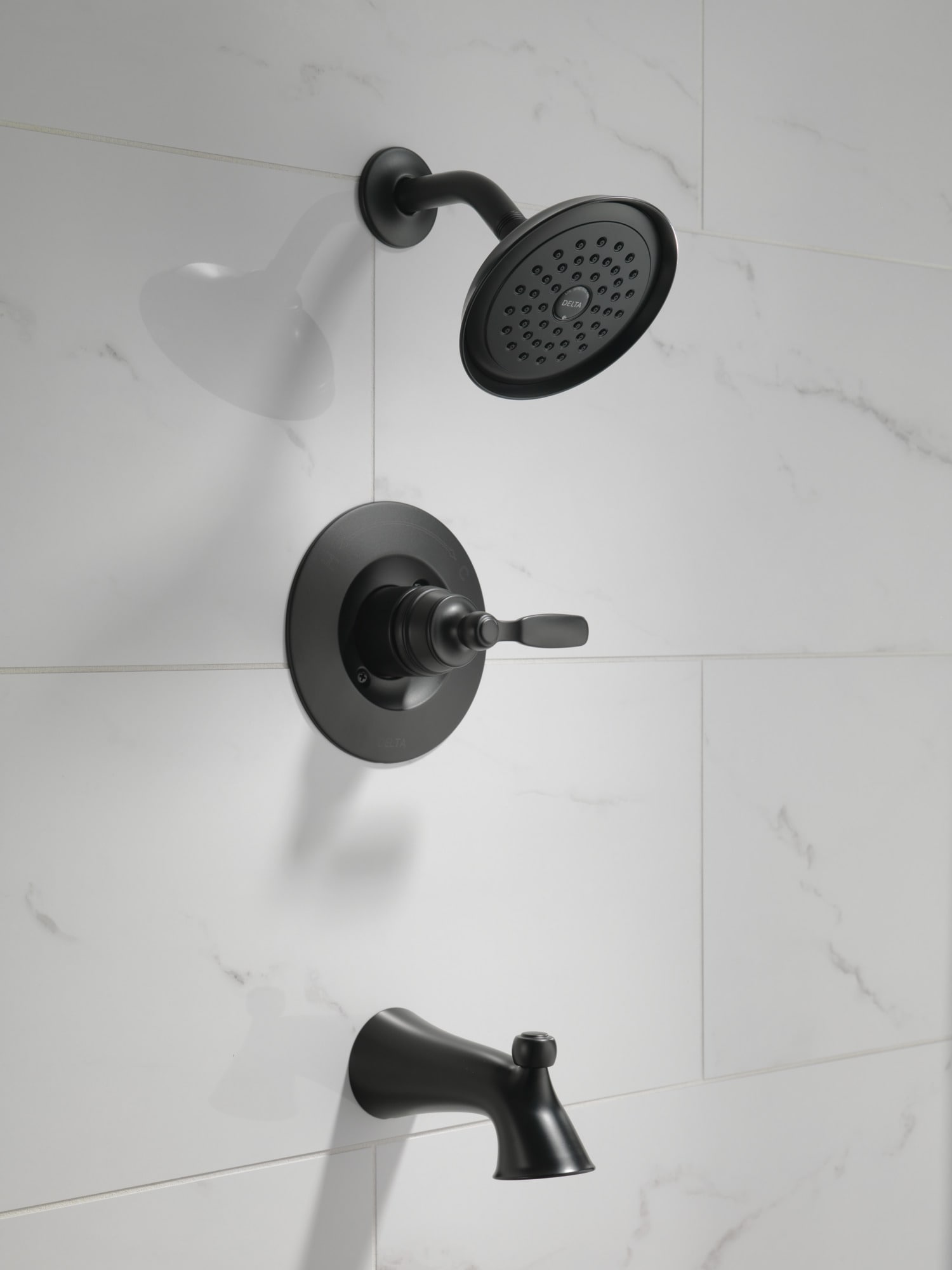 Grifo para bañera y ducha redonda de 6.0 pulgadas, con acabado negro mate, de una sola manija y función única Woodhurst de Delta T14432-BL.