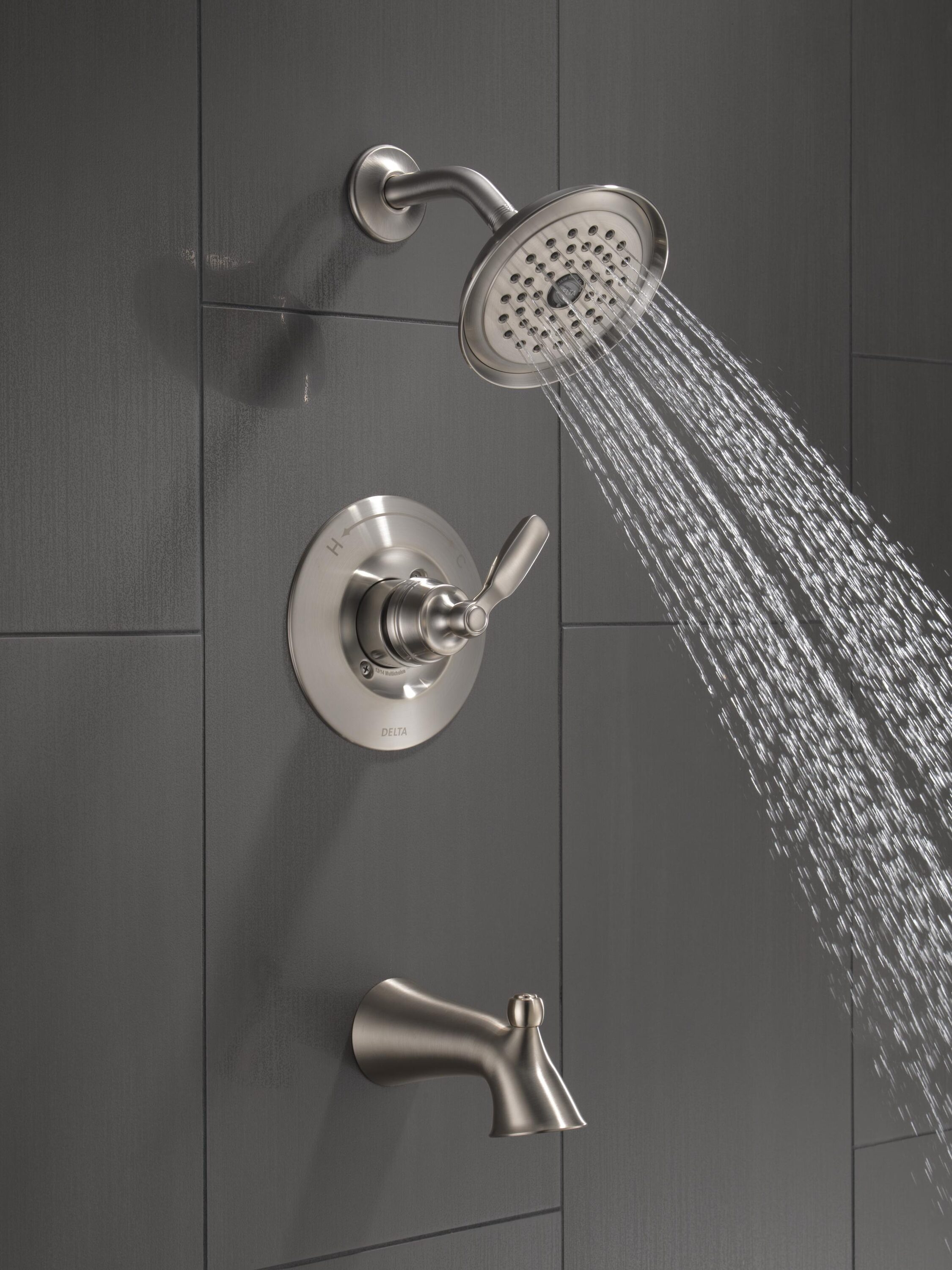 Grifo de bañera y ducha redondo de acero inoxidable Delta Woodhurst con una sola manija y función única de 6.0 pulgadas T14432-SS