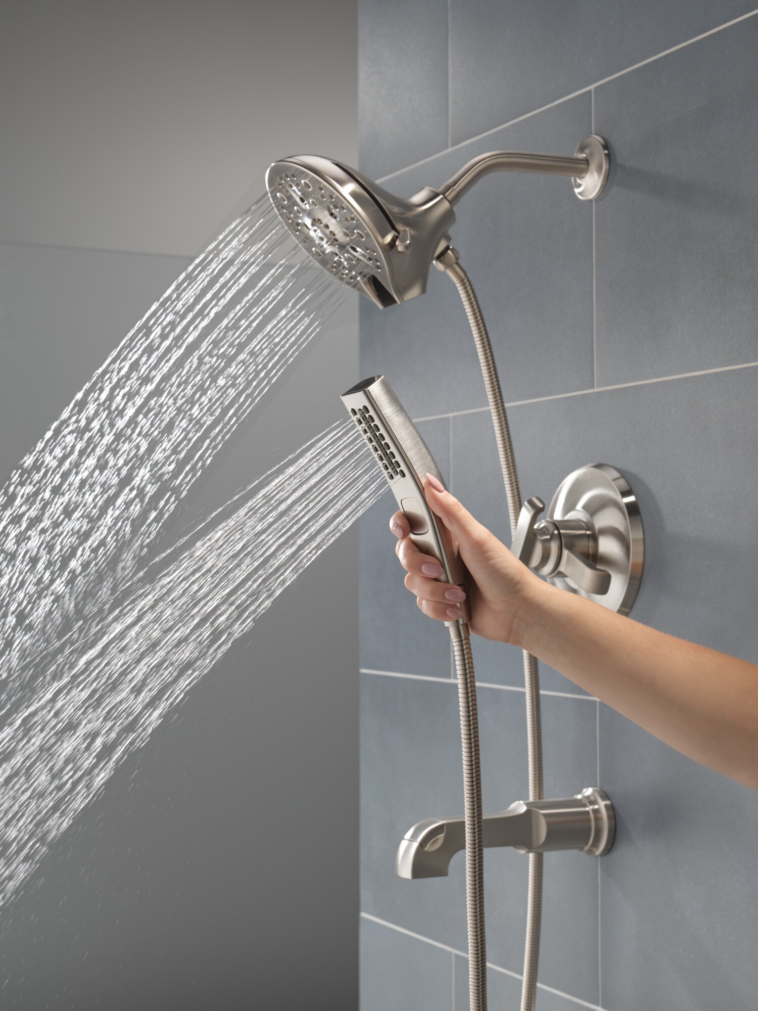 Grifo para bañera y ducha redonda de 5 pulgadas con dos manijas de acero inoxidable con recubrimiento briloso Delta Tetra Lumicoat
