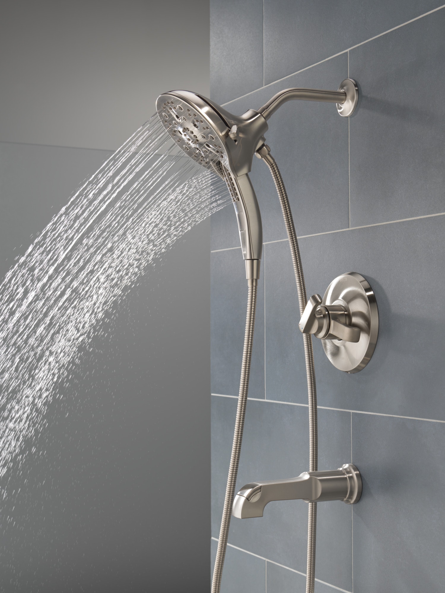 Grifo para bañera y ducha redonda de 5 pulgadas con dos manijas de acero inoxidable con recubrimiento briloso Delta Tetra Lumicoat