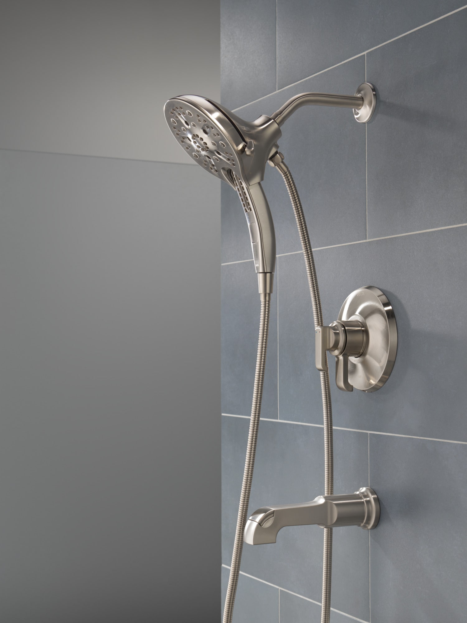 Grifo para bañera y ducha redonda de 5 pulgadas con dos manijas de acero inoxidable con recubrimiento briloso Delta Tetra Lumicoat