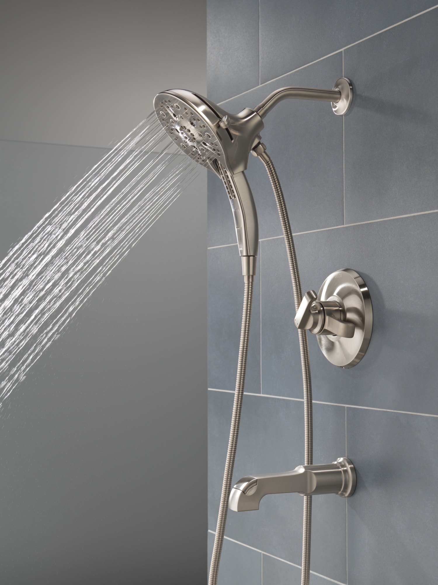 Grifo para bañera y ducha redonda de 5 pulgadas con dos manijas de acero inoxidable con recubrimiento briloso Delta Tetra Lumicoat