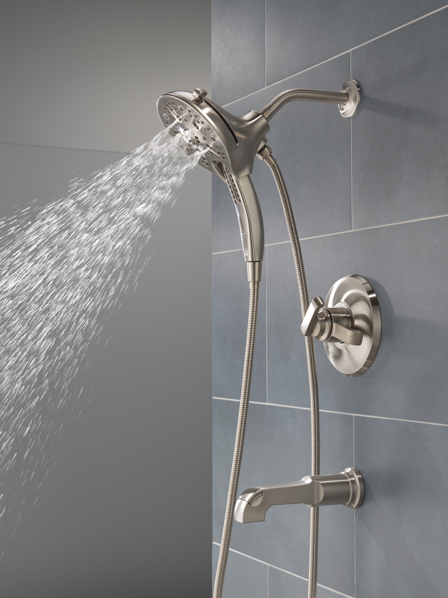 Grifo para bañera y ducha redonda de 5 pulgadas con dos manijas de acero inoxidable con recubrimiento briloso Delta Tetra Lumicoat