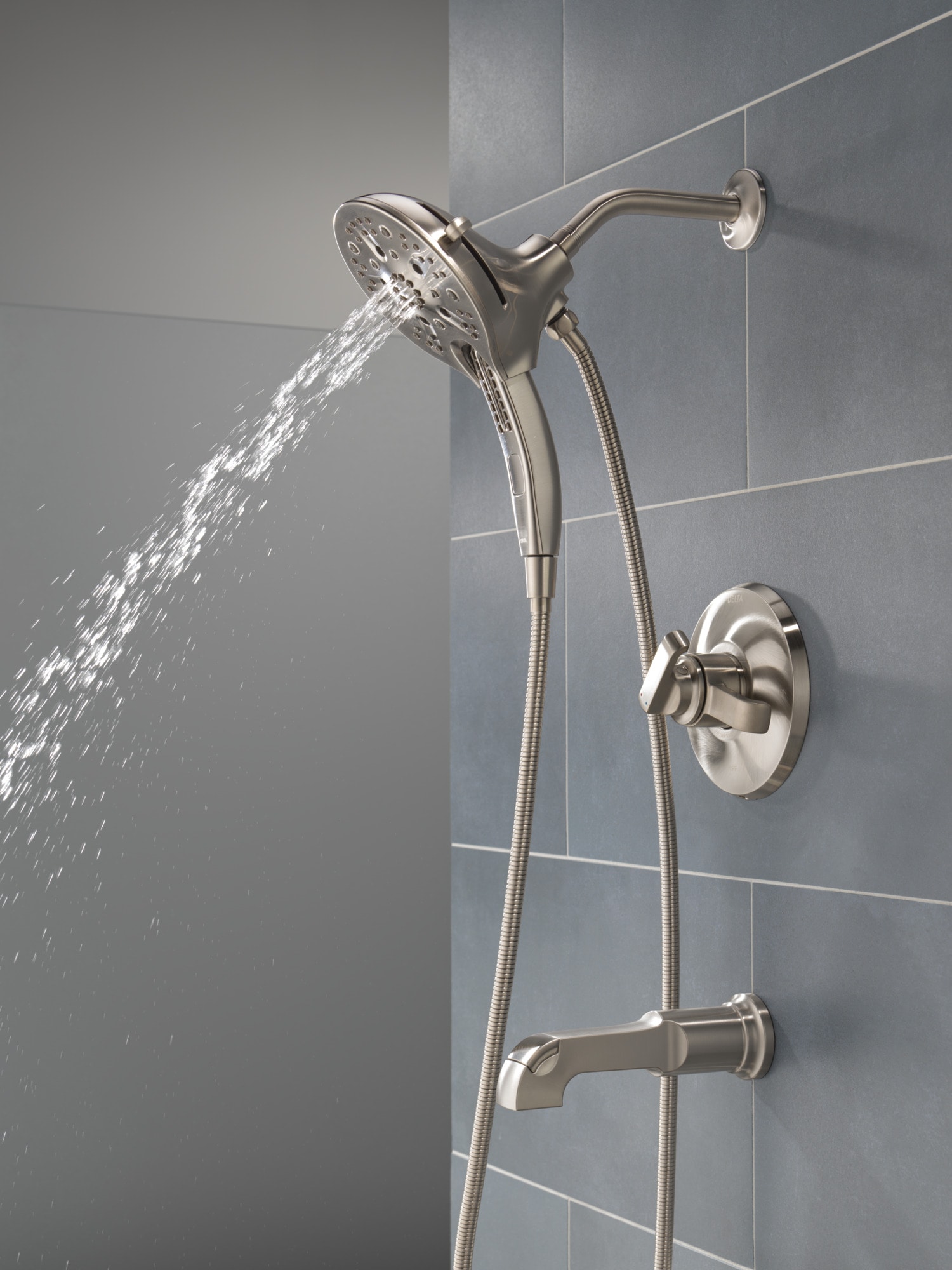 Grifo para bañera y ducha redonda de 5 pulgadas con dos manijas de acero inoxidable con recubrimiento briloso Delta Tetra Lumicoat
