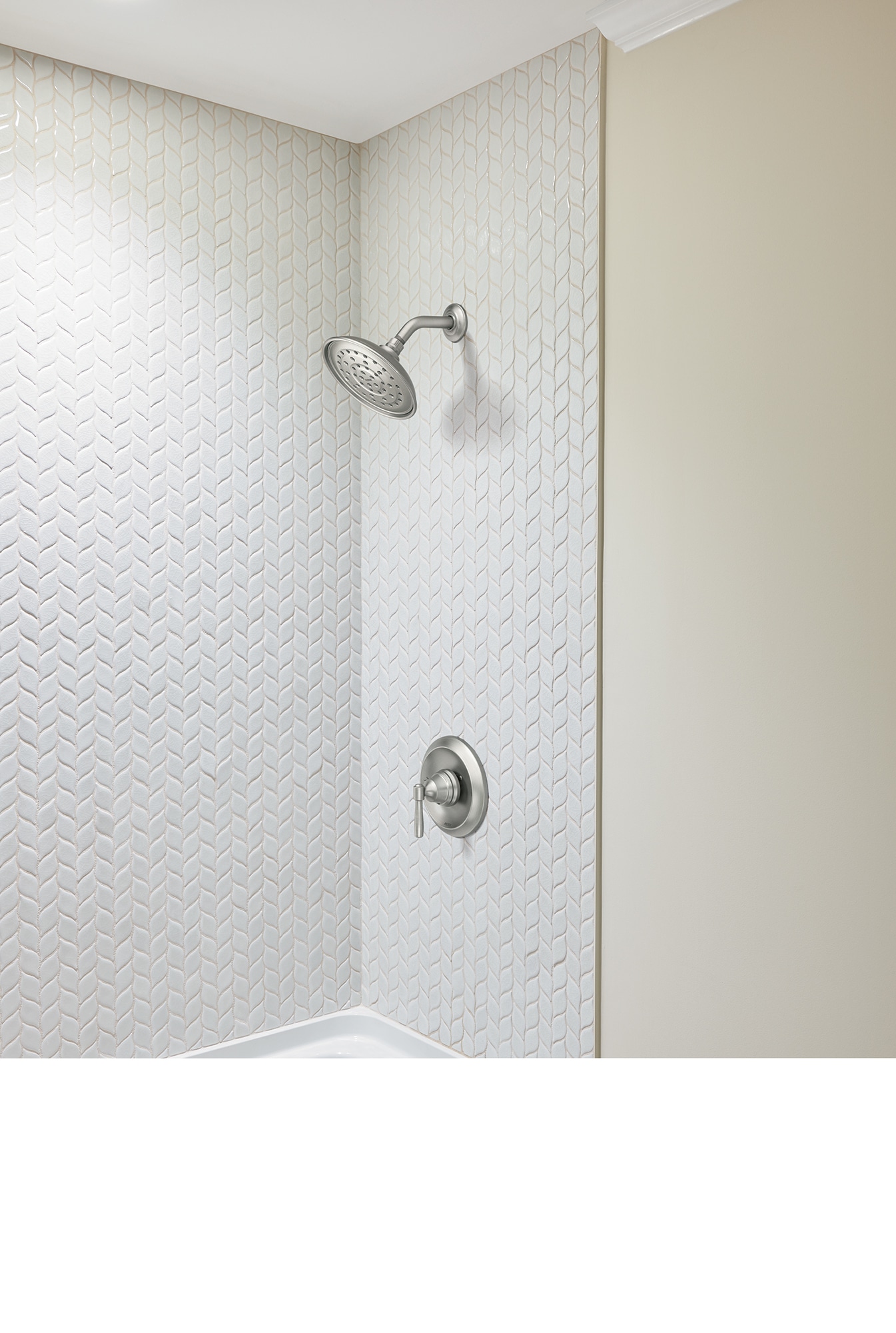 Grifo de bañera y ducha redondo de 7.28 pulgadas de níquel cepillado resistente a las manchas de Moen Halle con válvula de una sola manija y función única 82970SRN.