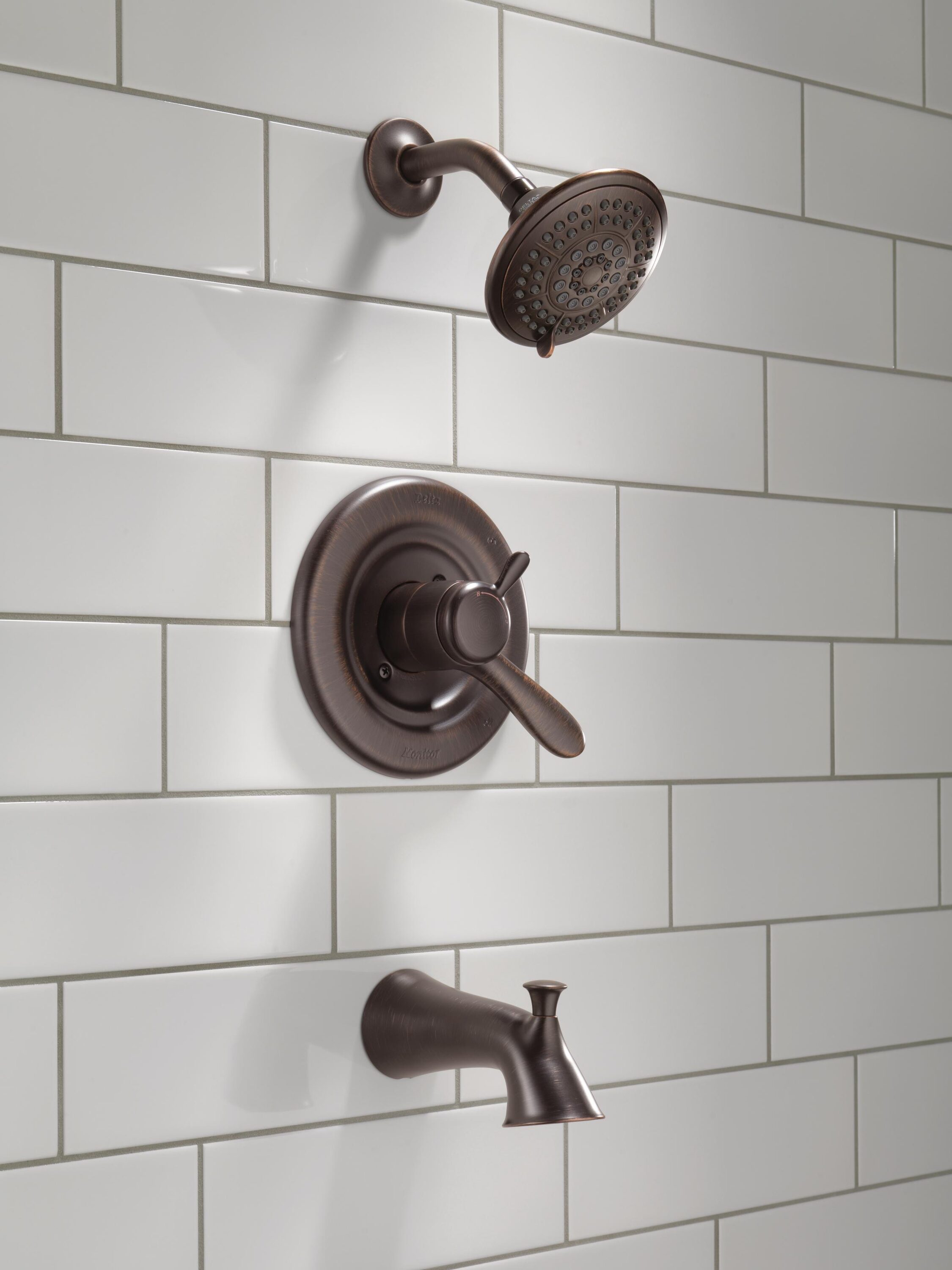Llave mezcladora de bañera y regadera redonda de 2 manijas en bronce veneciano Delta Lahara con funciones múltiples de 5.1250 pulgadas y válvula T17438-RB.