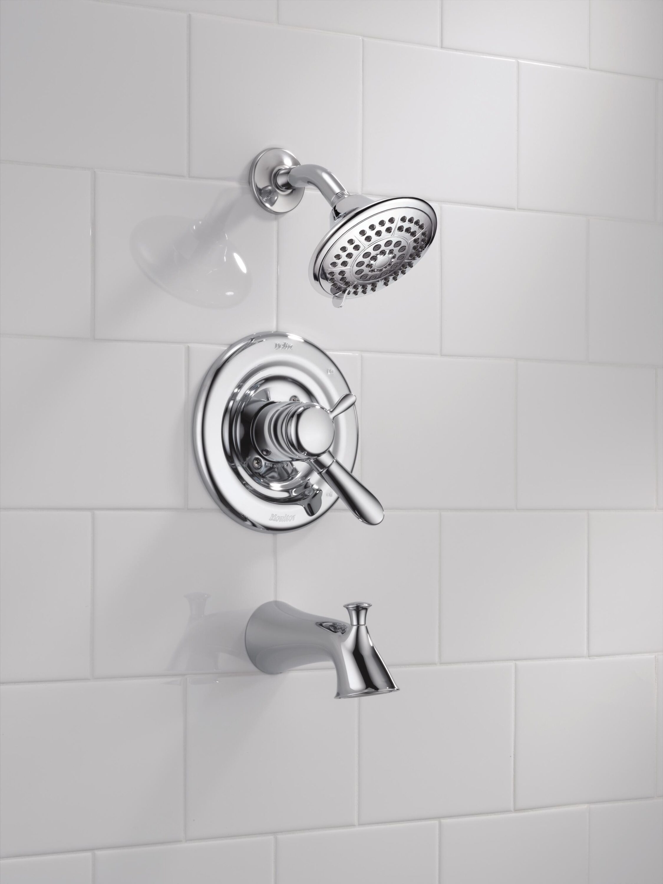 Grifo para bañera y regadera redonda de 5.125 pulgadas, con 2 manijas cromadas y funciones múltiples Delta Lahara