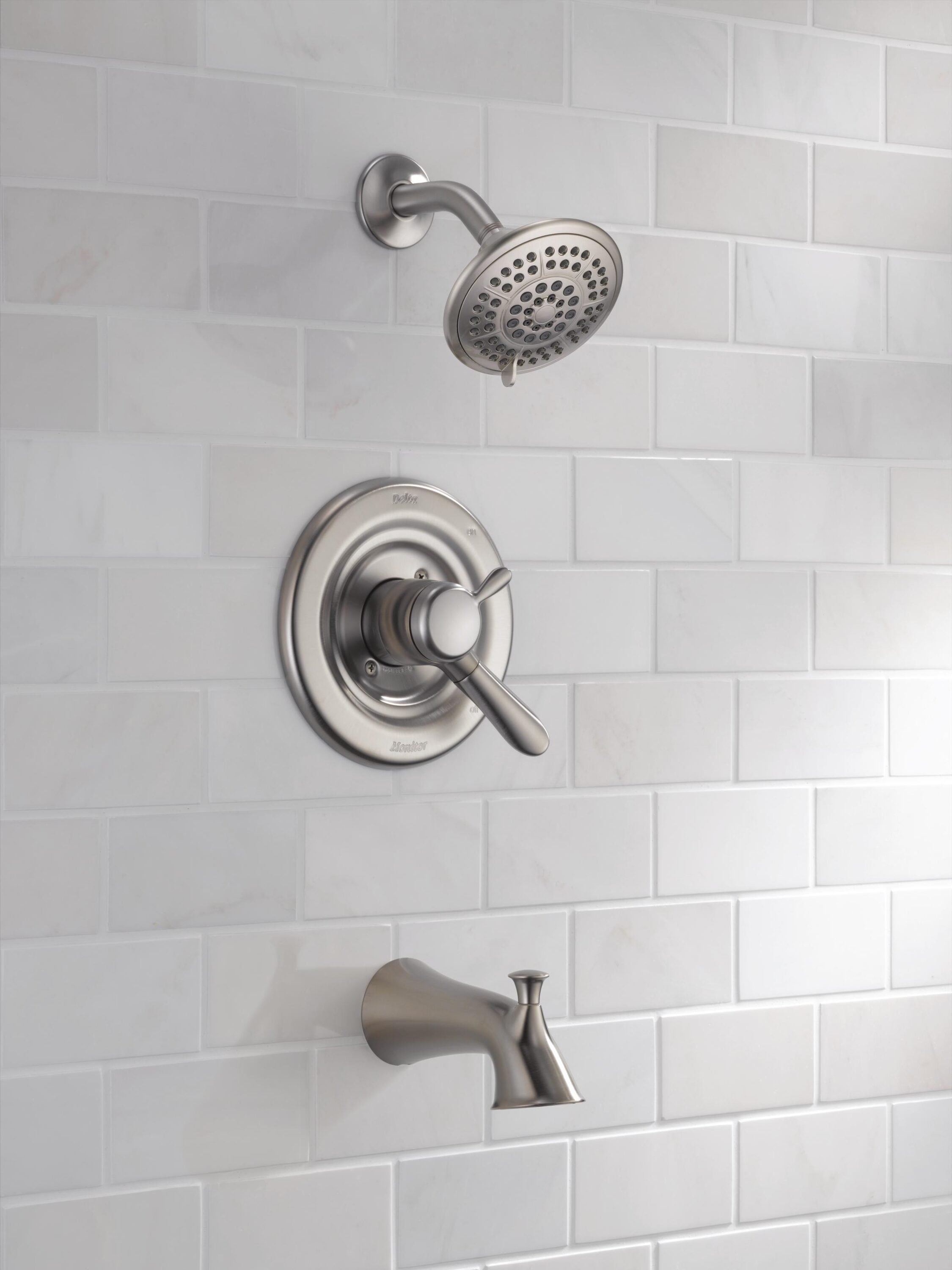 Grifo de bañera redonda y ducha de acero inoxidable de 2 manijas y multi-función Delta Lahara con válvula T17438-SS