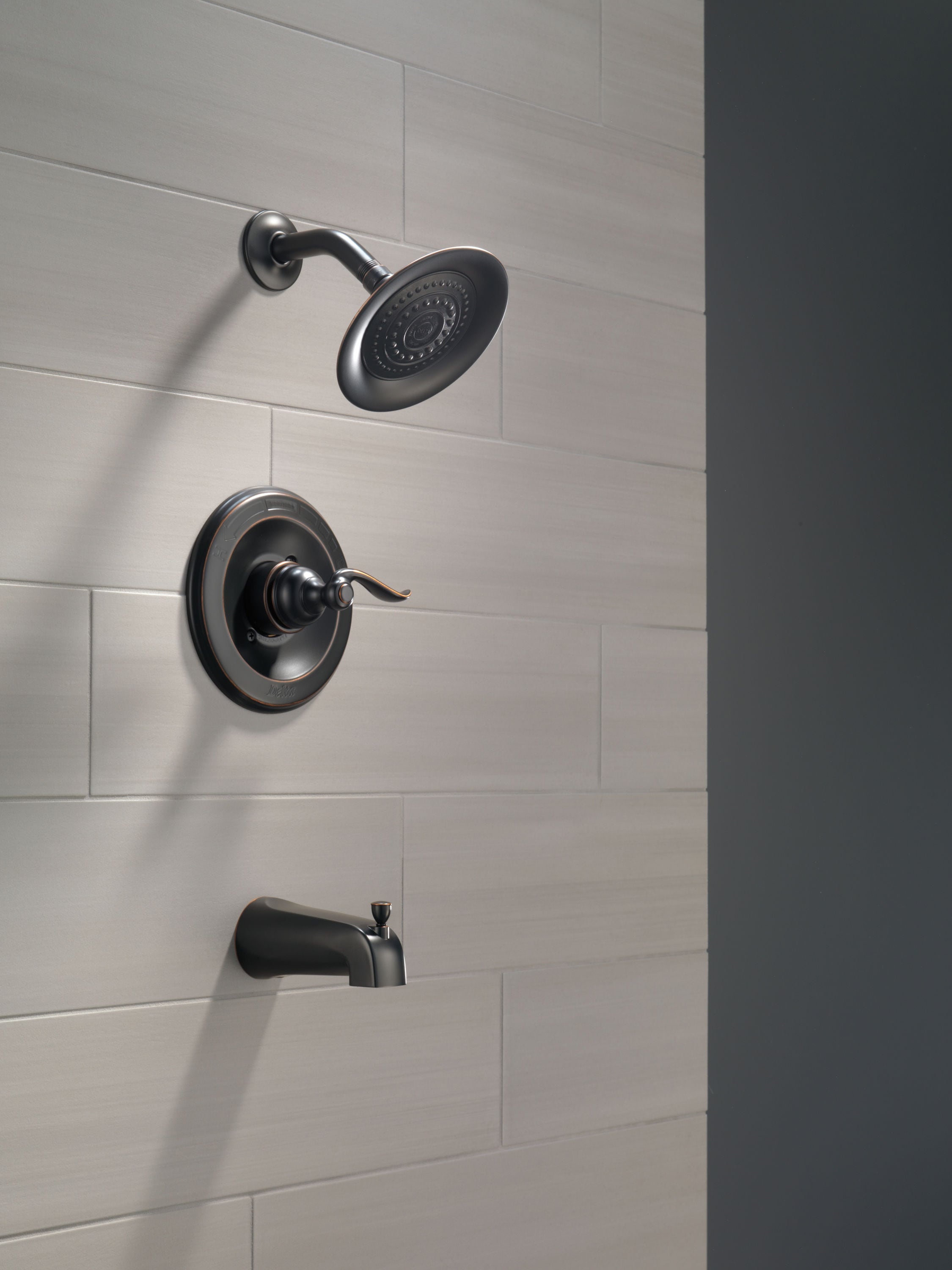 Grifo de bañera y ducha redondo de 6.0 pulgadas con un solo mango en bronce frotado con aceite Delta Windemere BT14496-OB