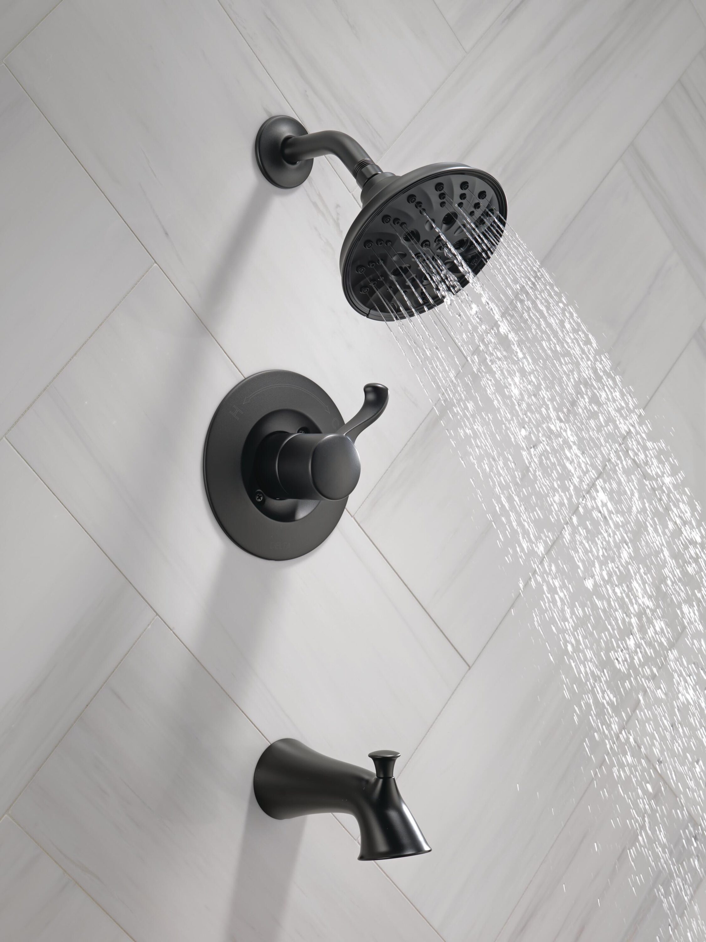 Grifo para bañera y ducha redonda de 6 pulgadas, negro mate, de una sola manija y función múltiple Delta Esato con válvula 144897-BL