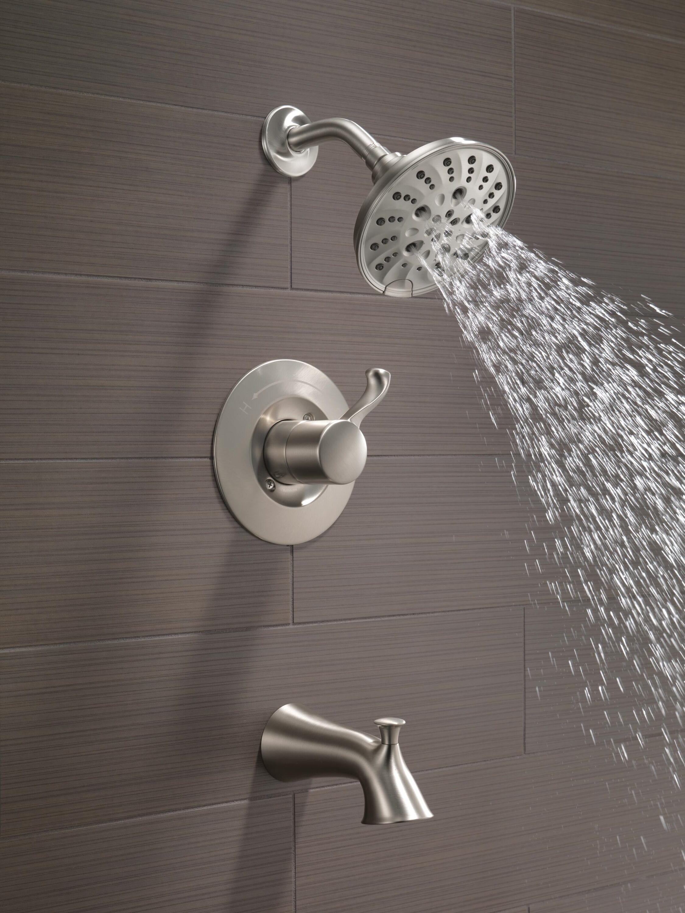 Grifo para bañera y ducha redondo de 6 pulgadas con tecnología Spotshield y válvula de un solo mango Delta Esato 144897-SP