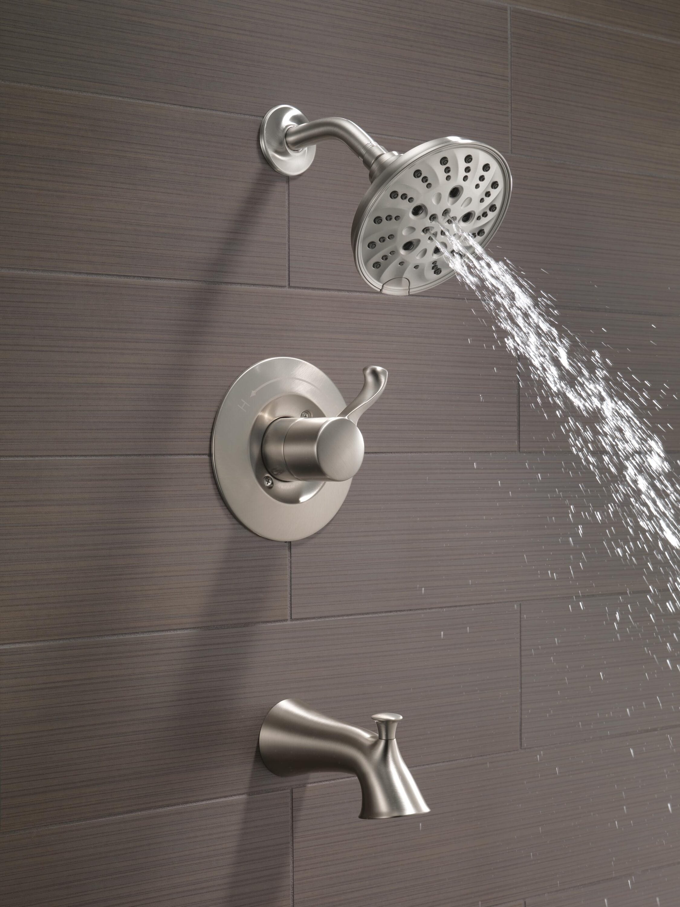 Grifo para bañera y ducha redondo de 6 pulgadas con tecnología Spotshield y válvula de un solo mango Delta Esato 144897-SP